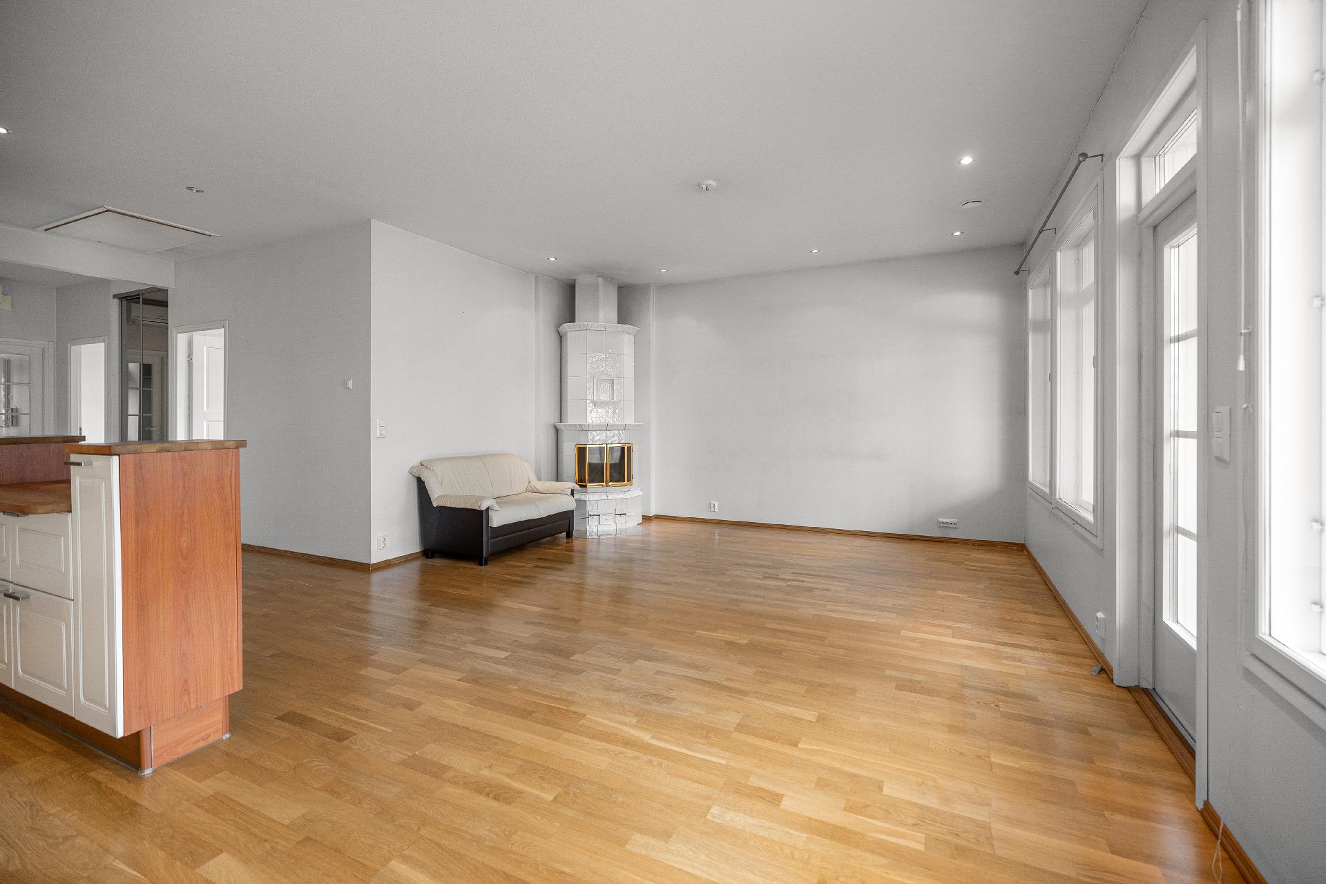 Olohuoneessa on varaava takka