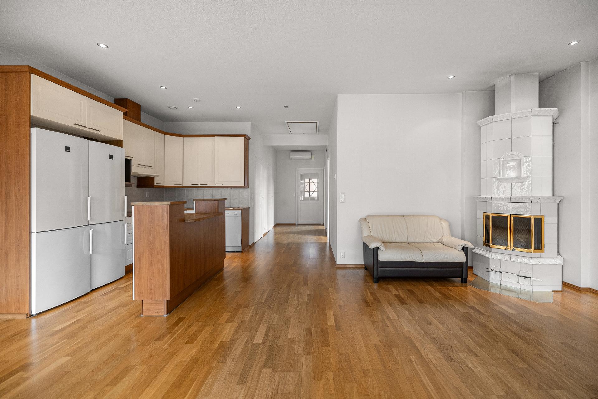 Keittiö ja olohuone ovat avointa yhtenäistä tilaa