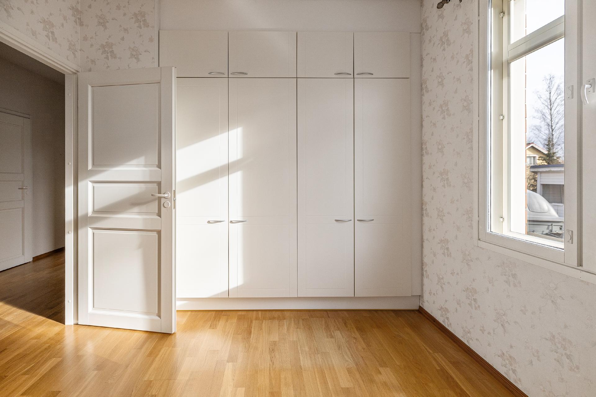 Makuuhuoneessa on kaapistot