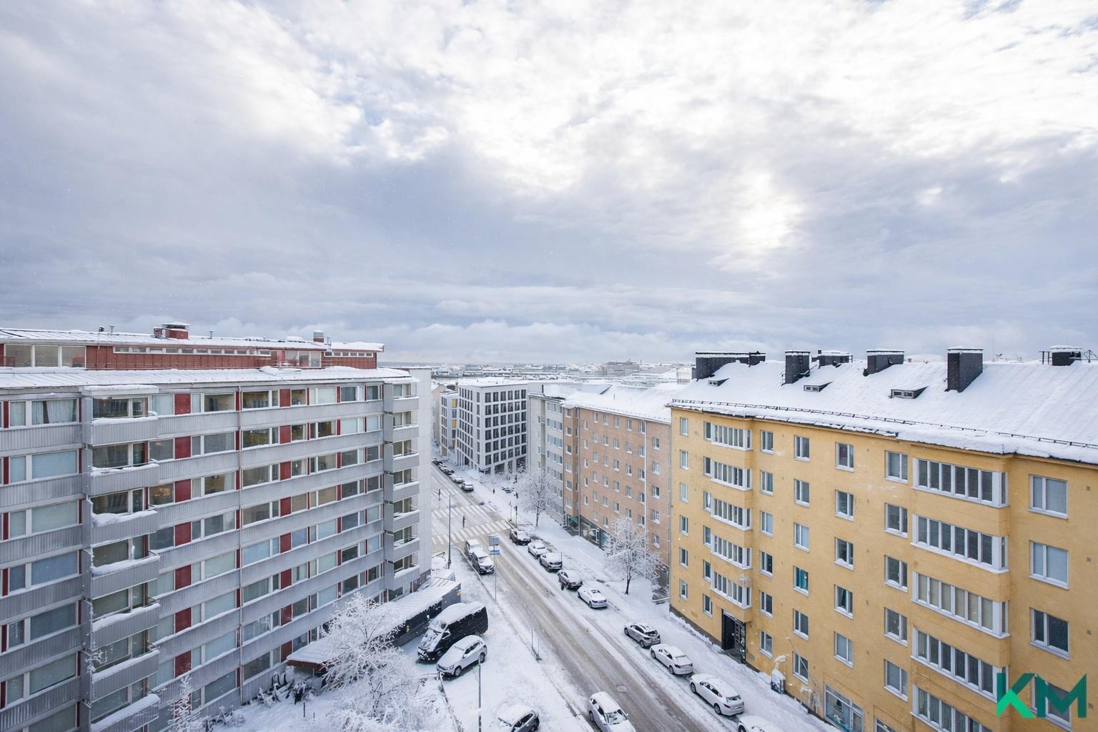 Ikkunanäkymät ylhäältä 8. kerroksesta aina merelle saakka
