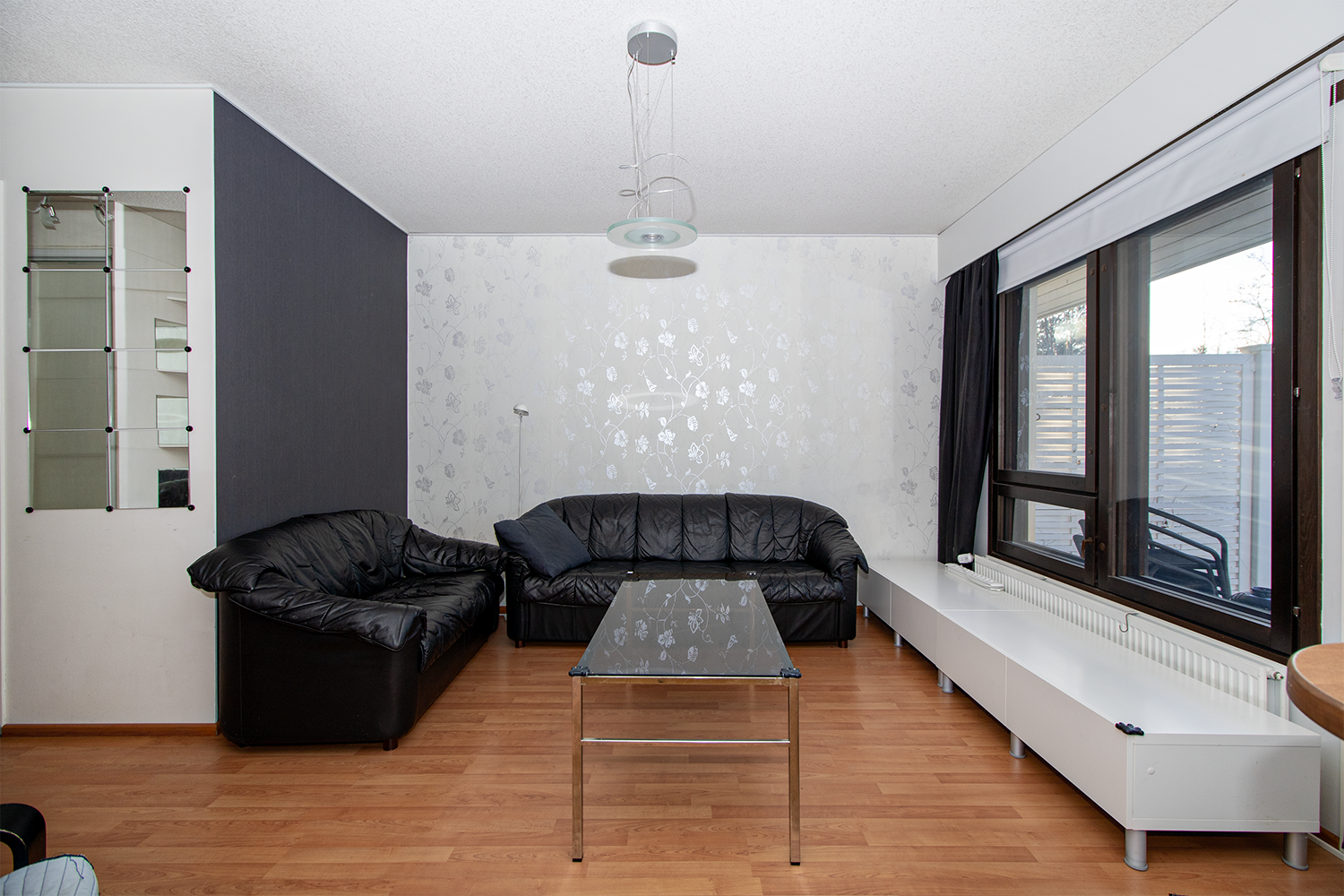 Olohuone josta käynti omalle pihalle