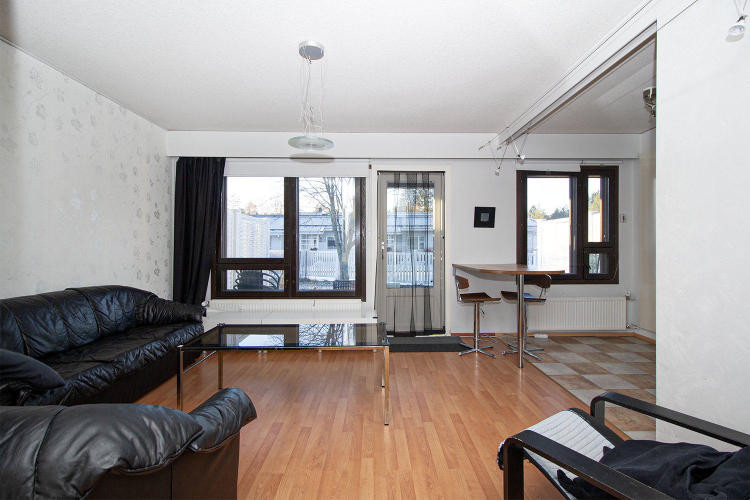 olohuoneeseen tulvii valoa isoista ikkunoista