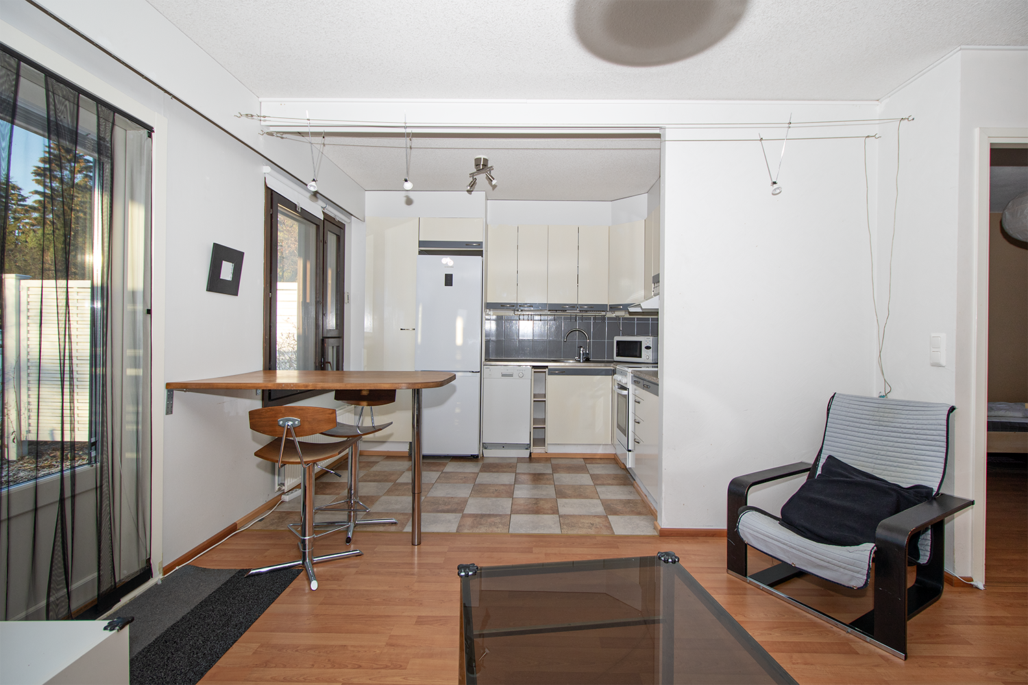 Olohuone/keittiö yhtenäistä tilaa