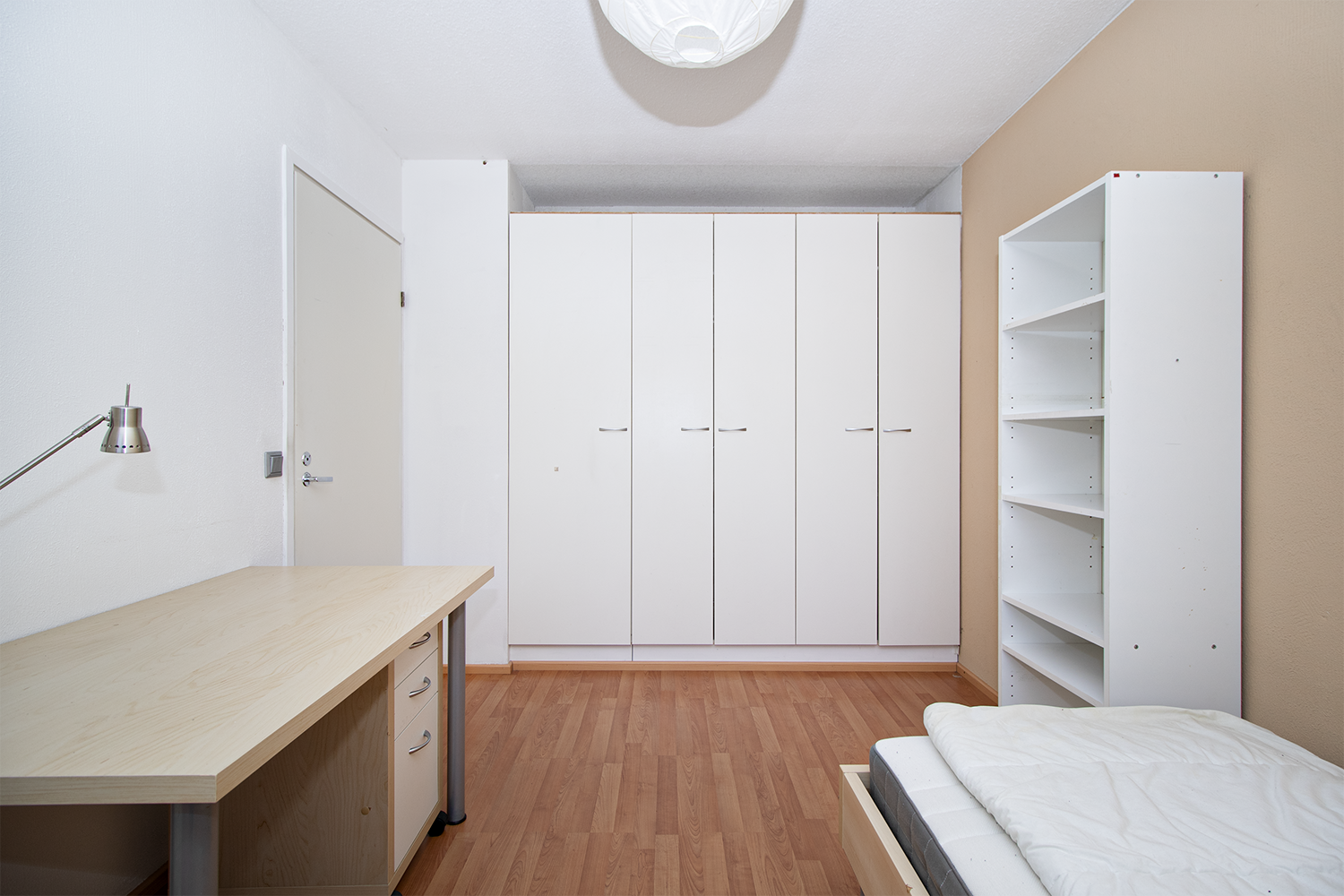 Makuuhuoneessa runsaasti säilytys tilaa