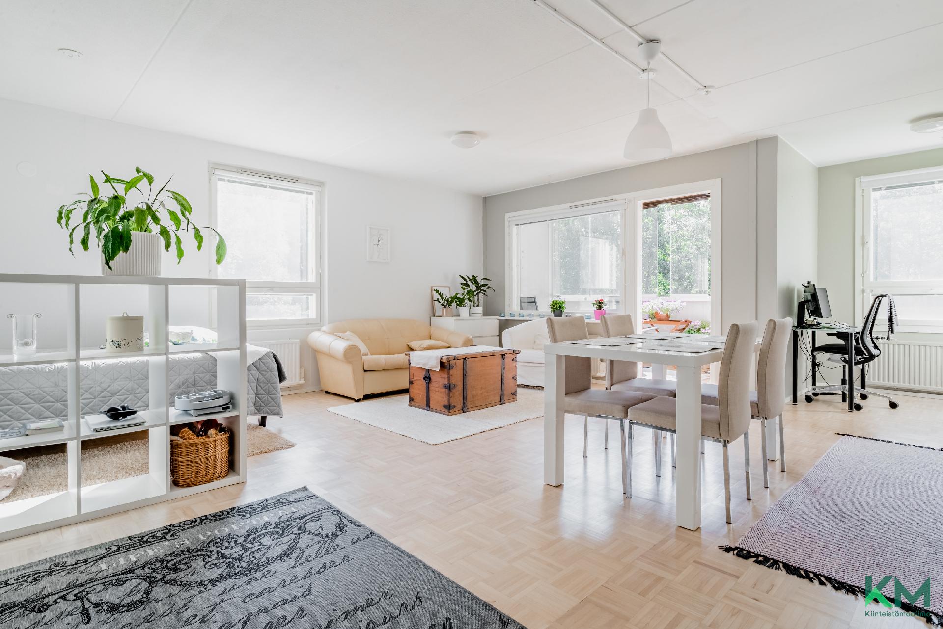 Valoisa keittiö ja olohuone