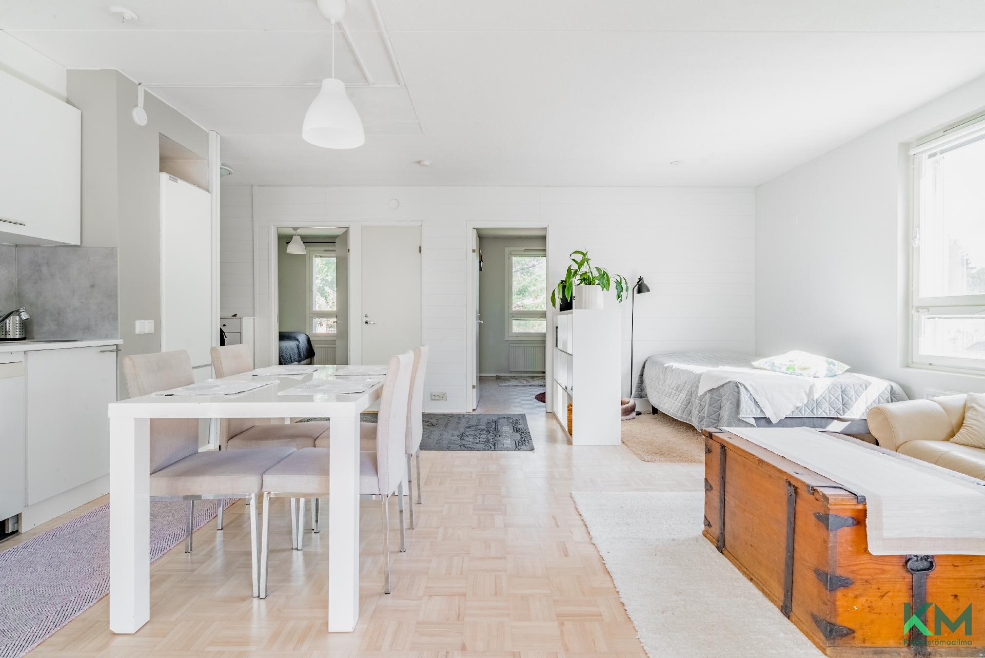 Tilava keittiö/olohuone