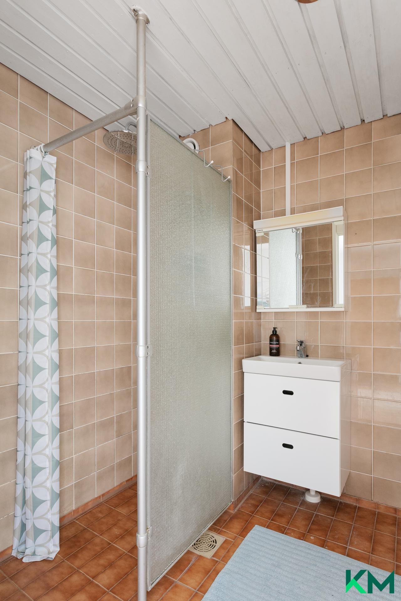 kylpyhuoneen kalusteet uusittu