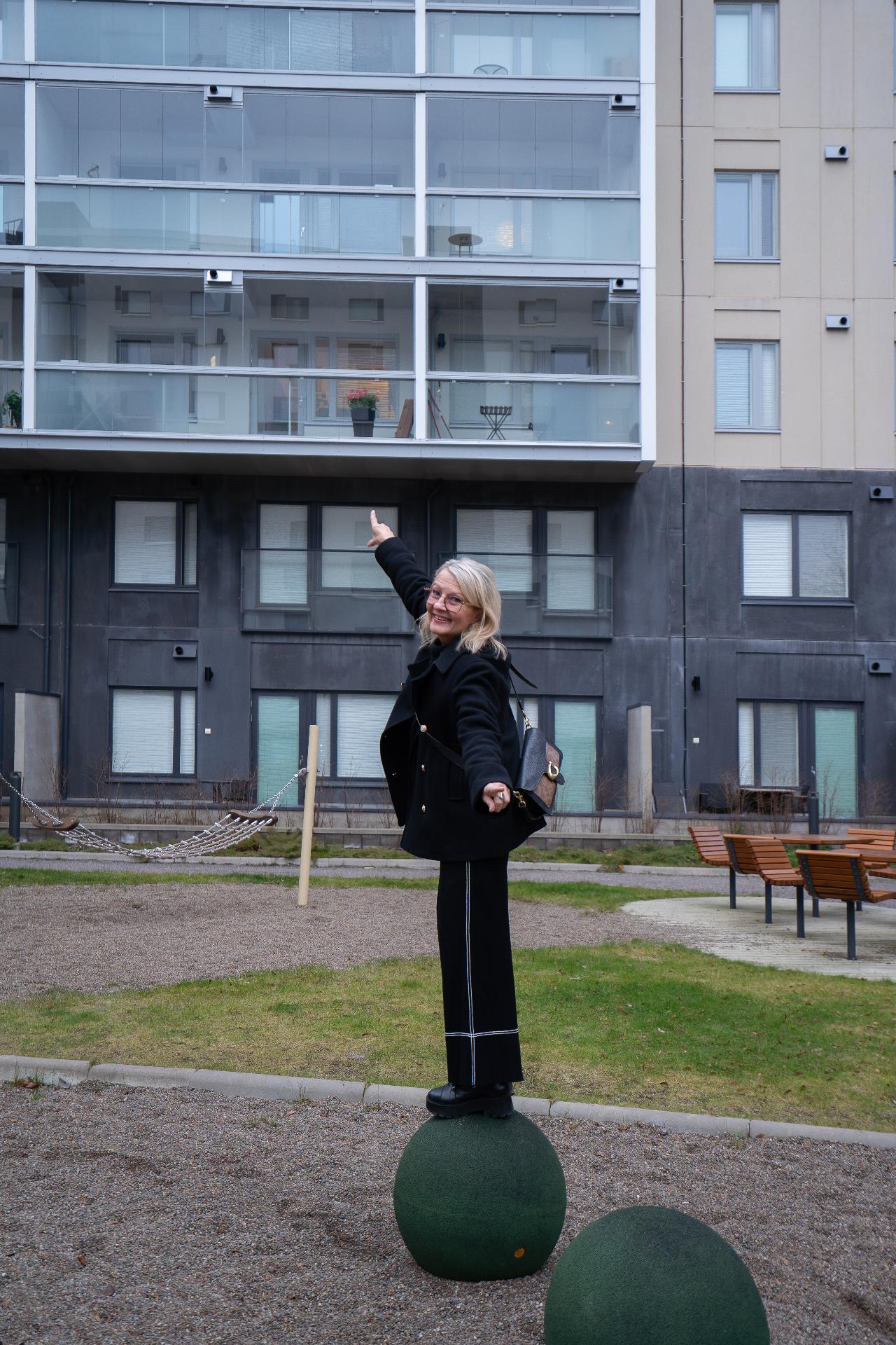 Haluaisitko asua täällä kuudennessa kerroksessa. Pyydäthän yksityisnäytön minulta.