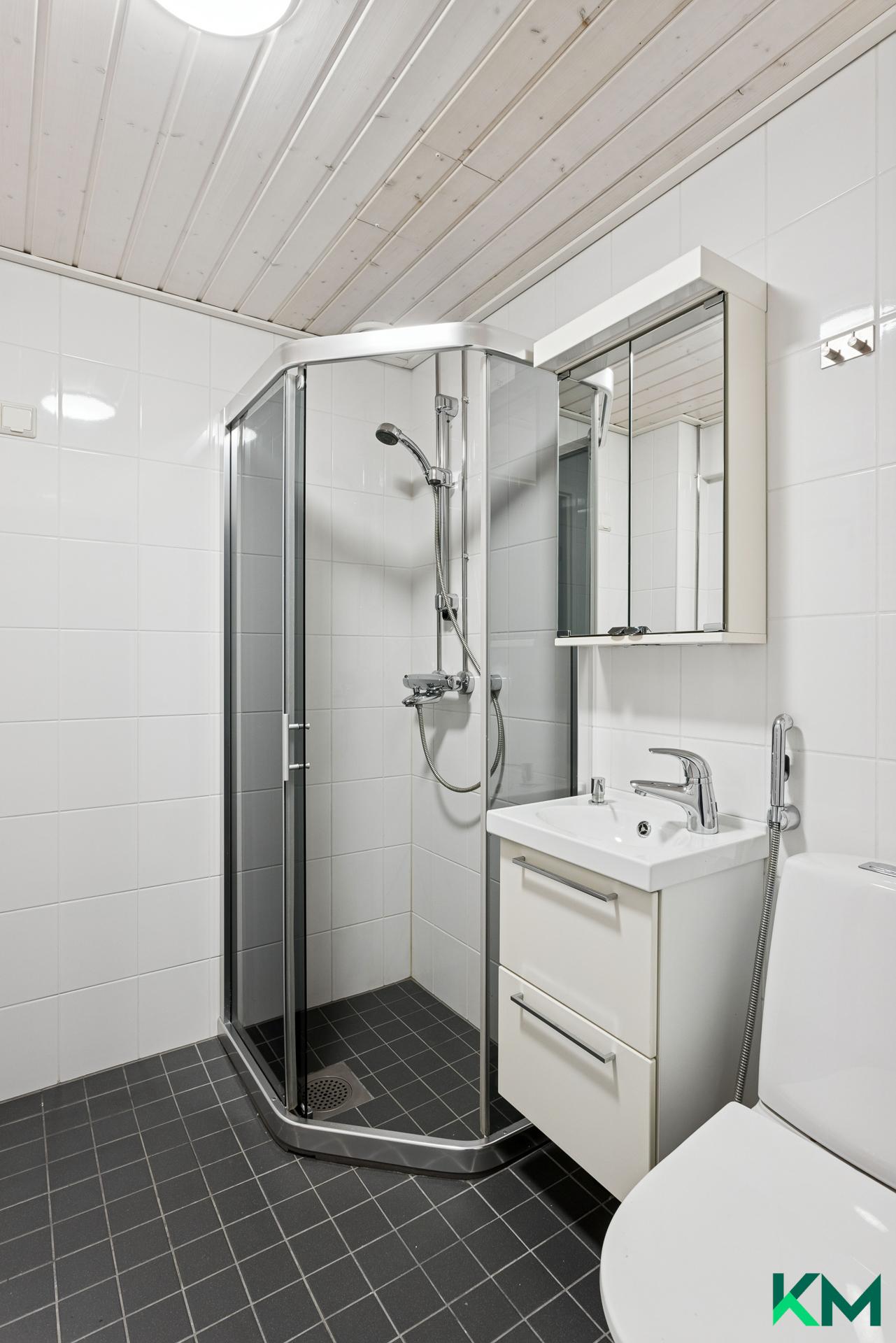 Kylpyhuone on saneerattu taloyhtiön putkiremontin yhteydessä 