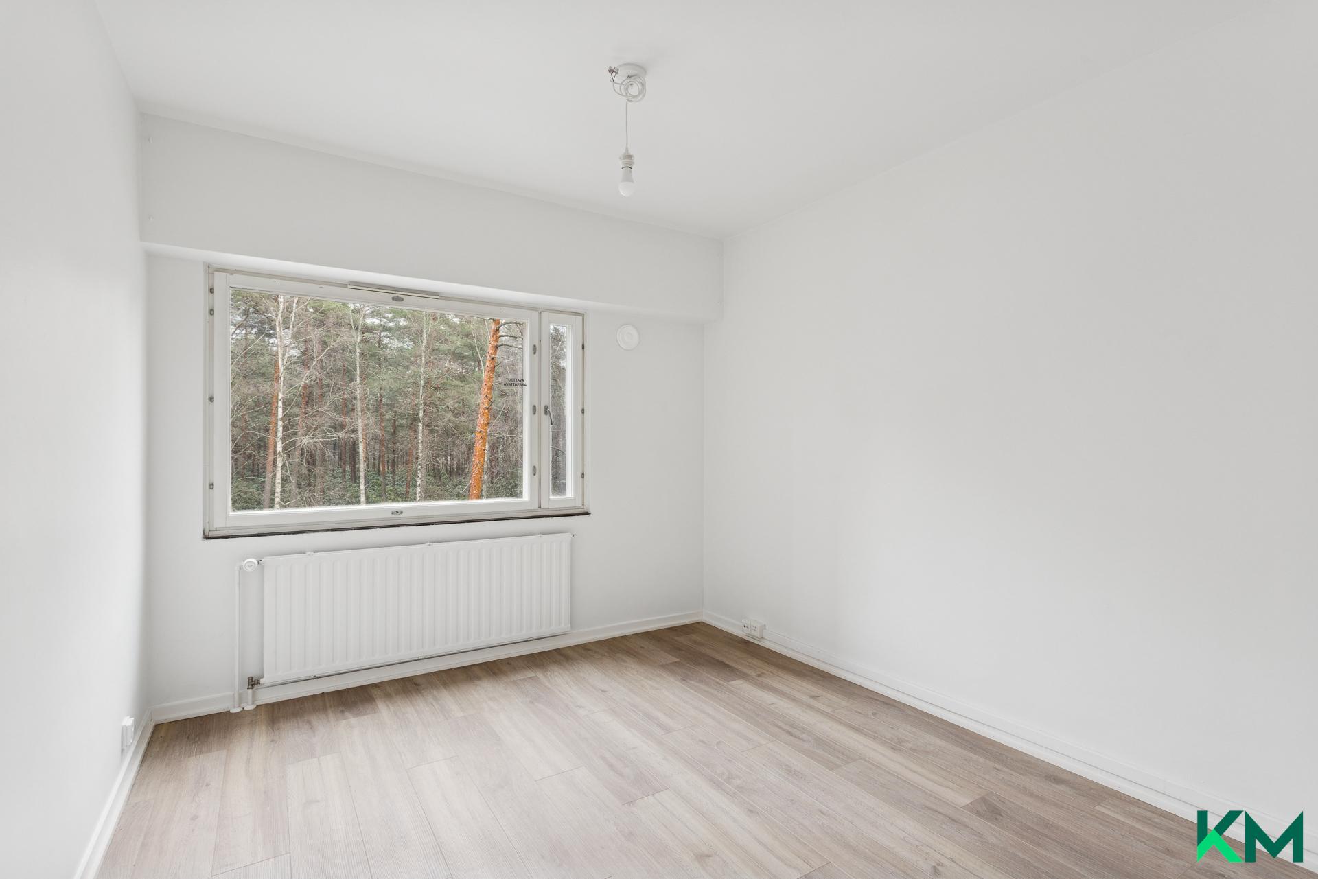 Makuuhuoneesta on kesällä näkymä suoraan kadun yli Rhodopuistoon