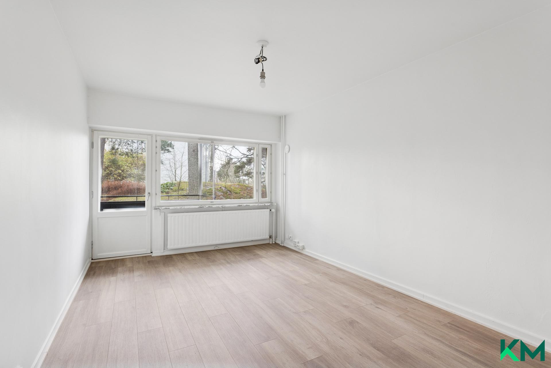 Olohuone jatkuu lasitetulle parvekkeelle