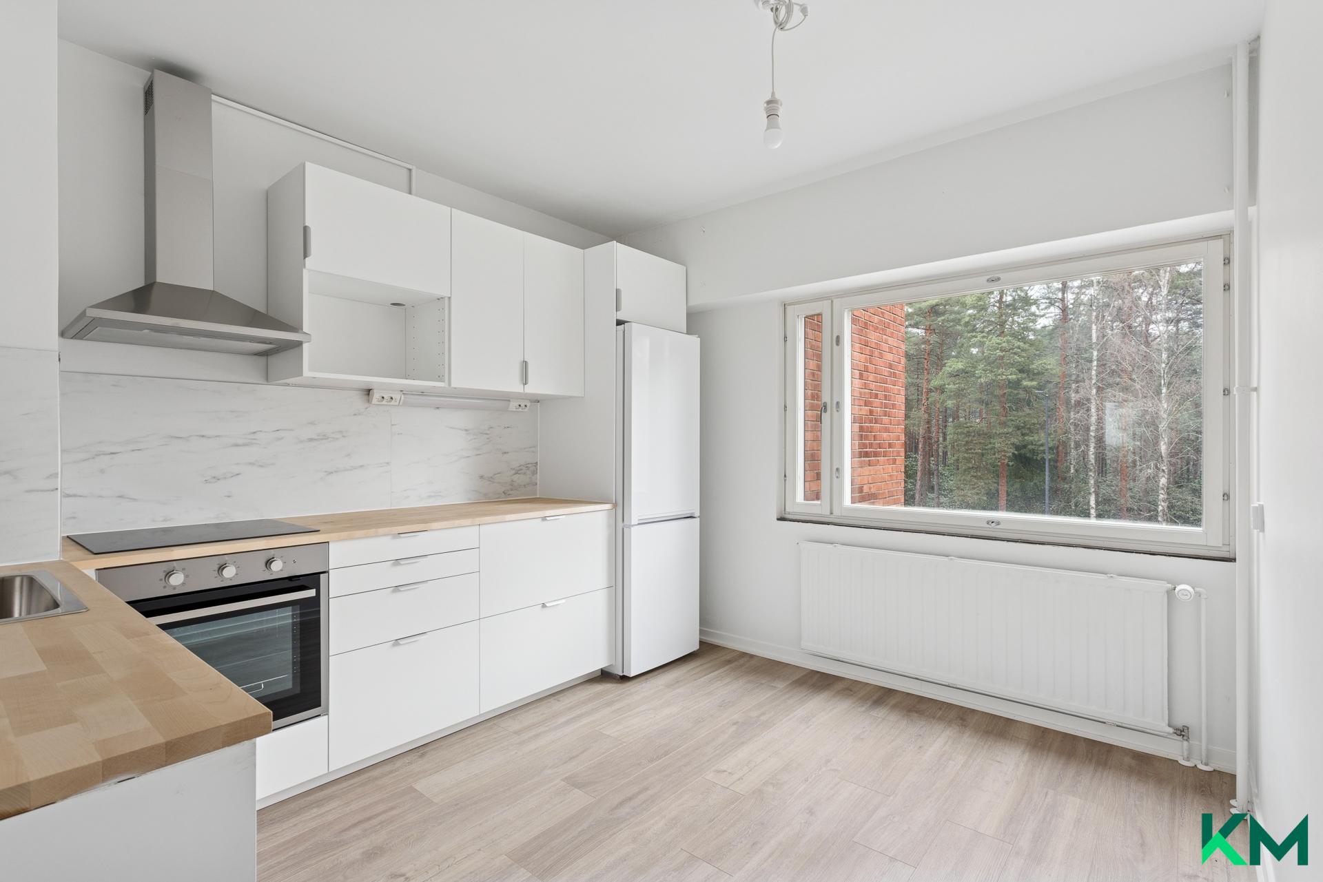 Keittiössä on hyvät tilat kokkailuun sekä ruokailuun