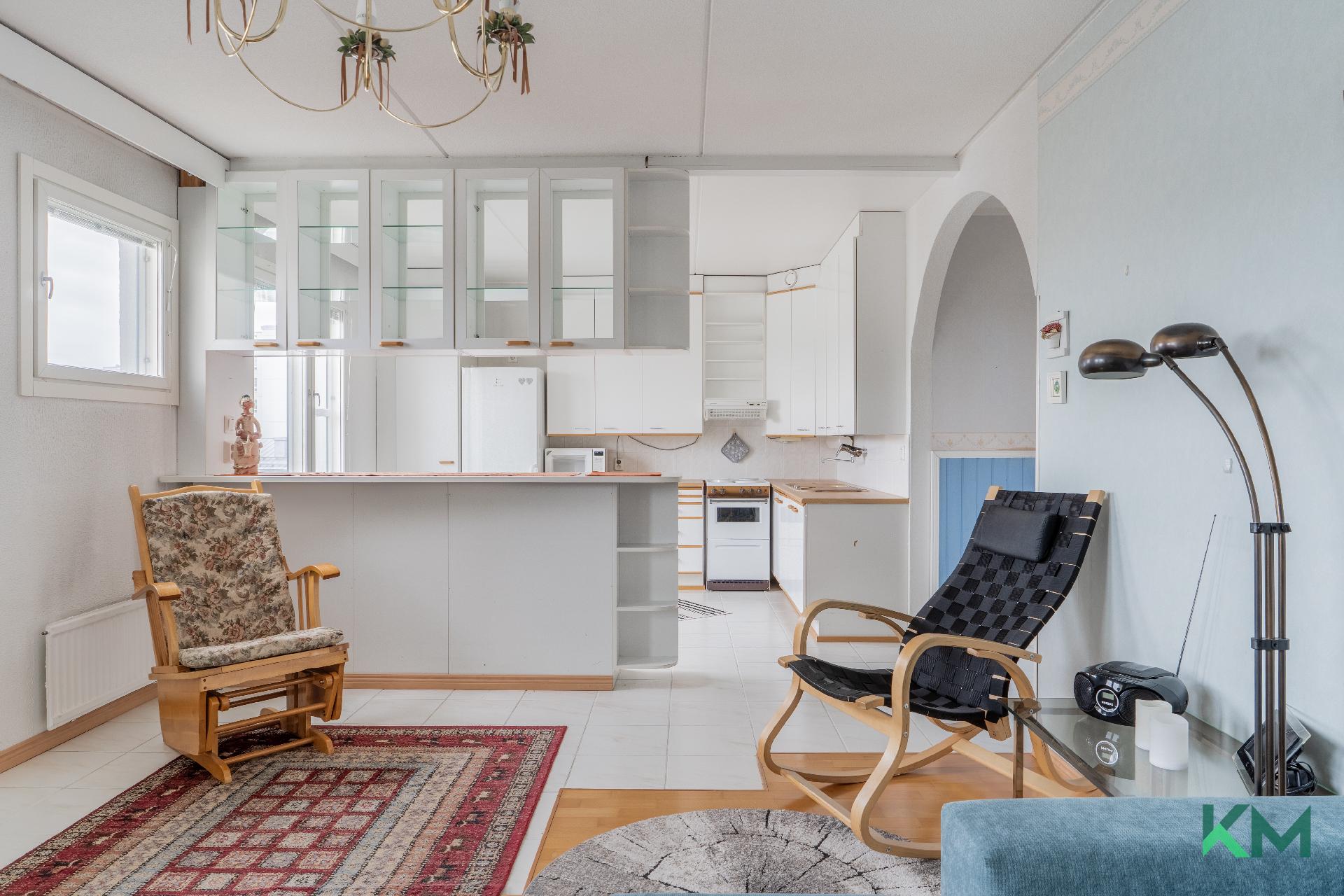 Keittiö on avattu olohuoneen yhteyteen