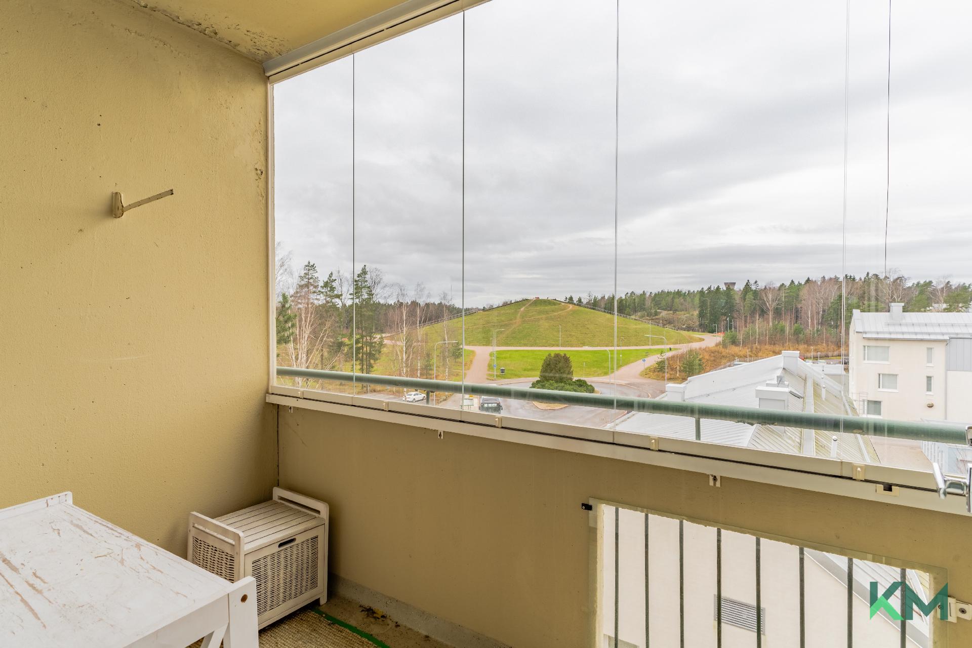 Parvekkeelta on kauniit näkymät pientaloalueen yli