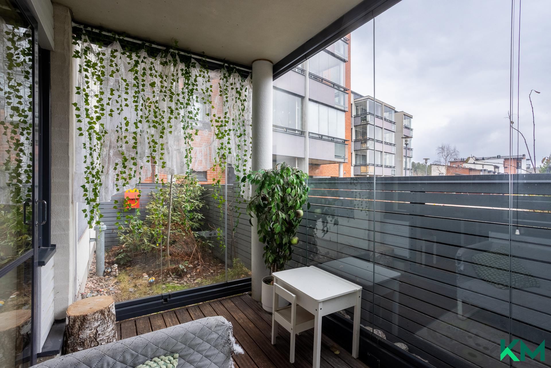 Terassin jatkeena oma aidattu piha-alue