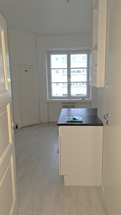 eteisestä huoneen suuntaan