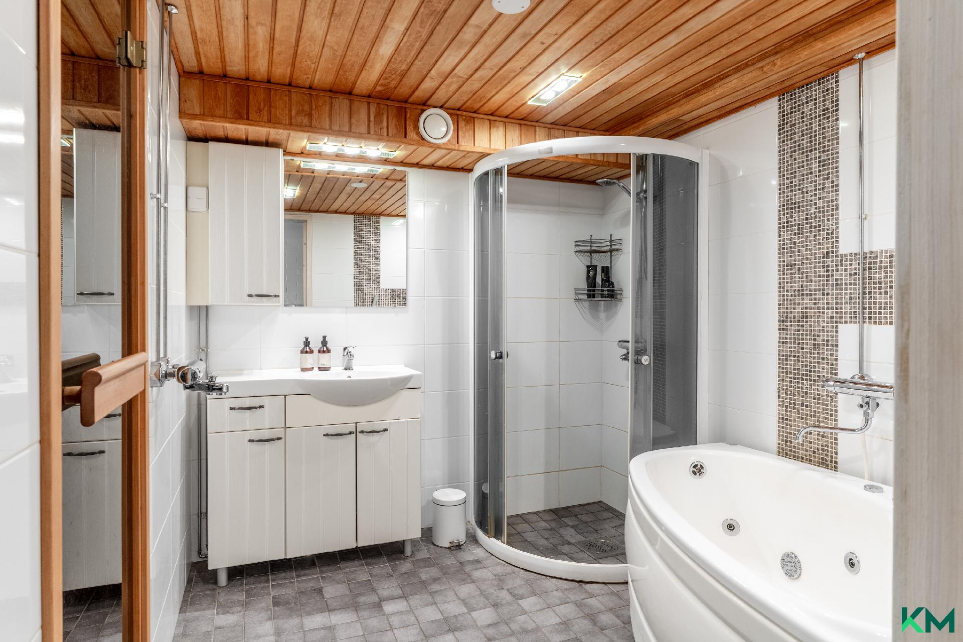 alakerran kylpyhuone/sauna