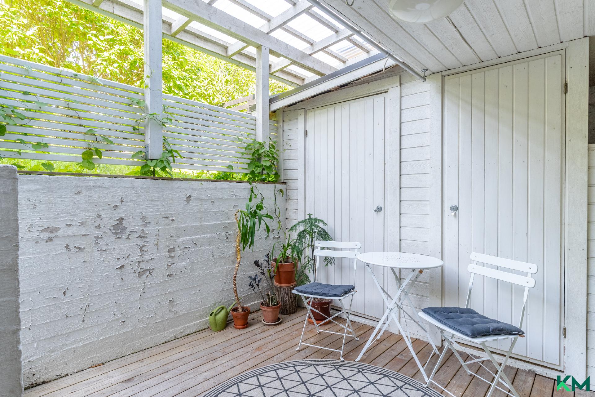 takkahuoneen vilvoitteluterassi