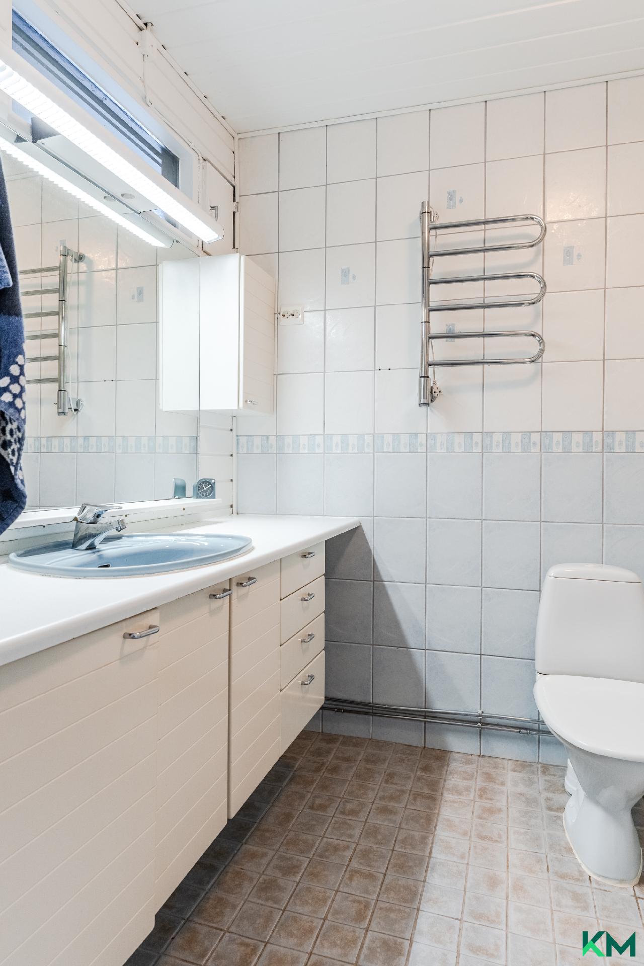 yläkerran isompi wc