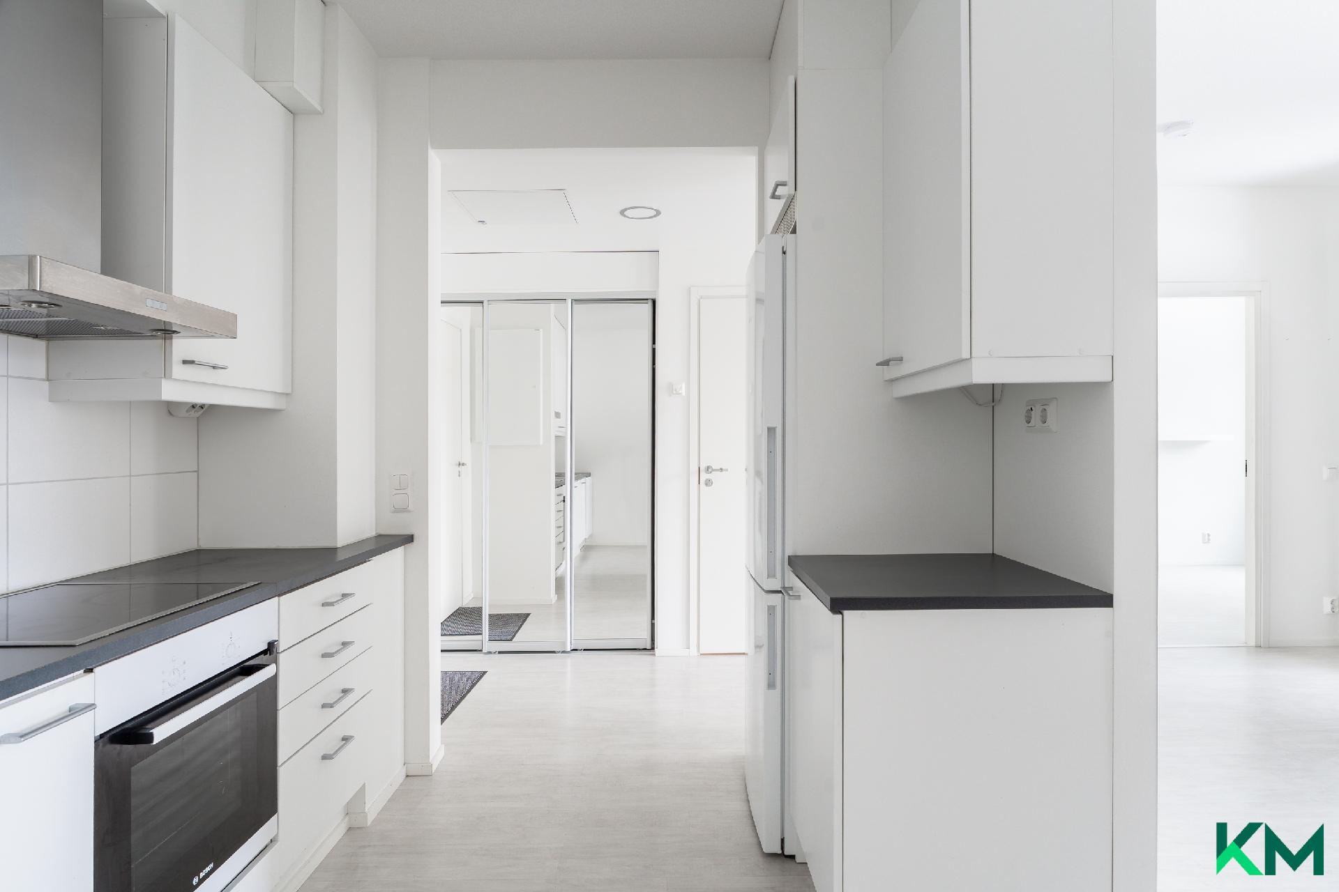 Keittiöstä näkymä eteiseen 