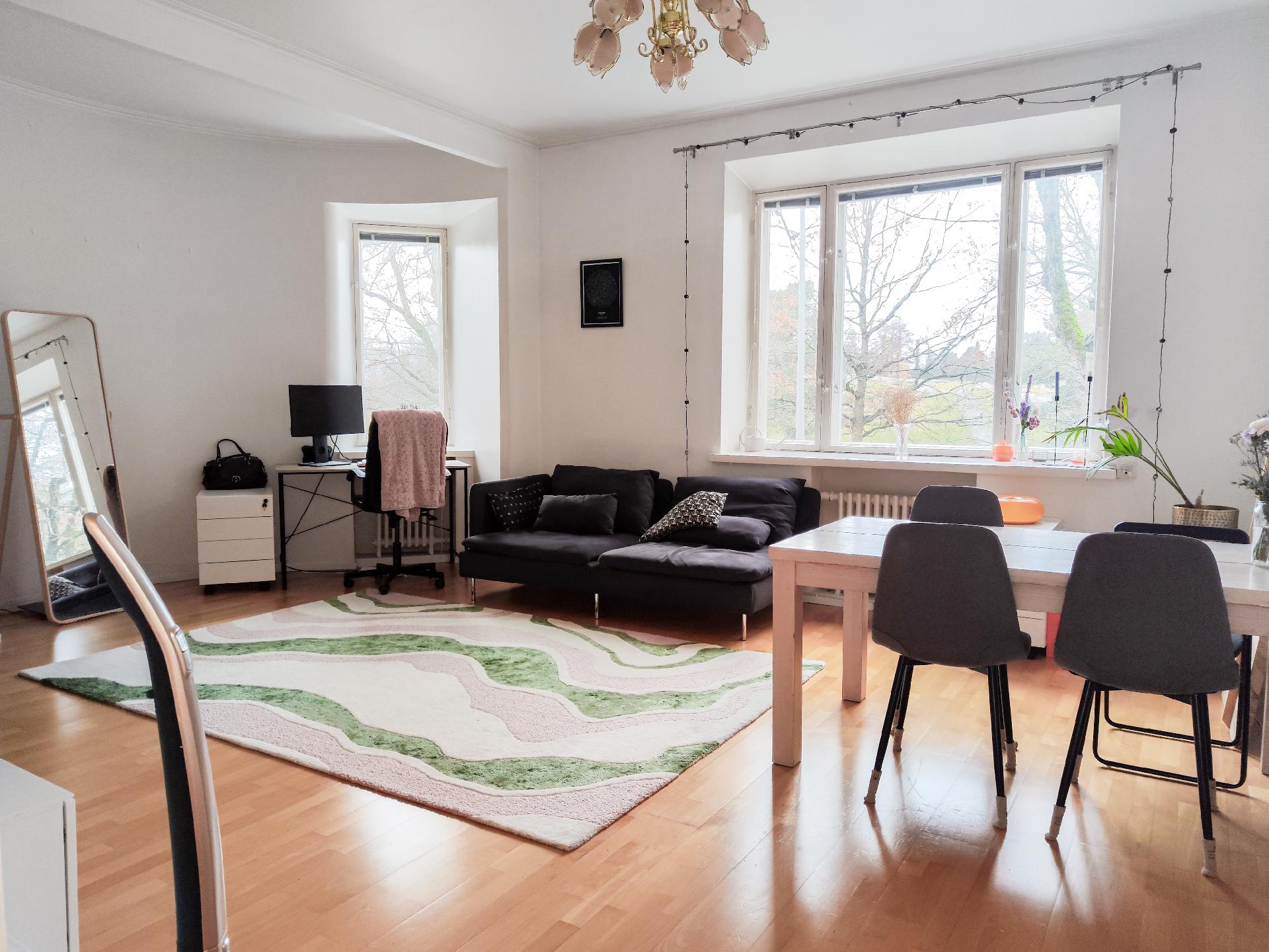 Todella valoisa ja kodikas koti!