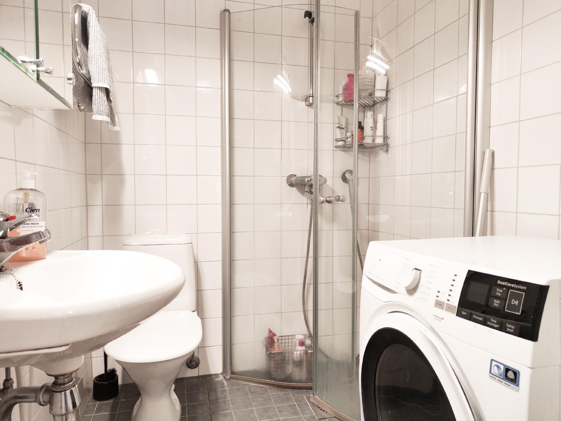 Moderni ja tilava kylpyhuone.