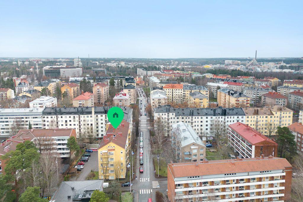 Munkkiniemen puistotien kyljessä kaikkien palvelujen äärellä.