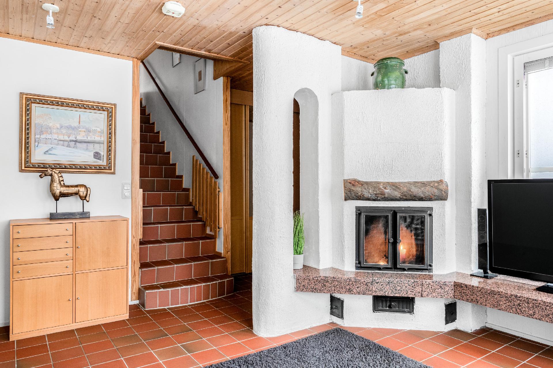 Takkahuoneessa varaava takka