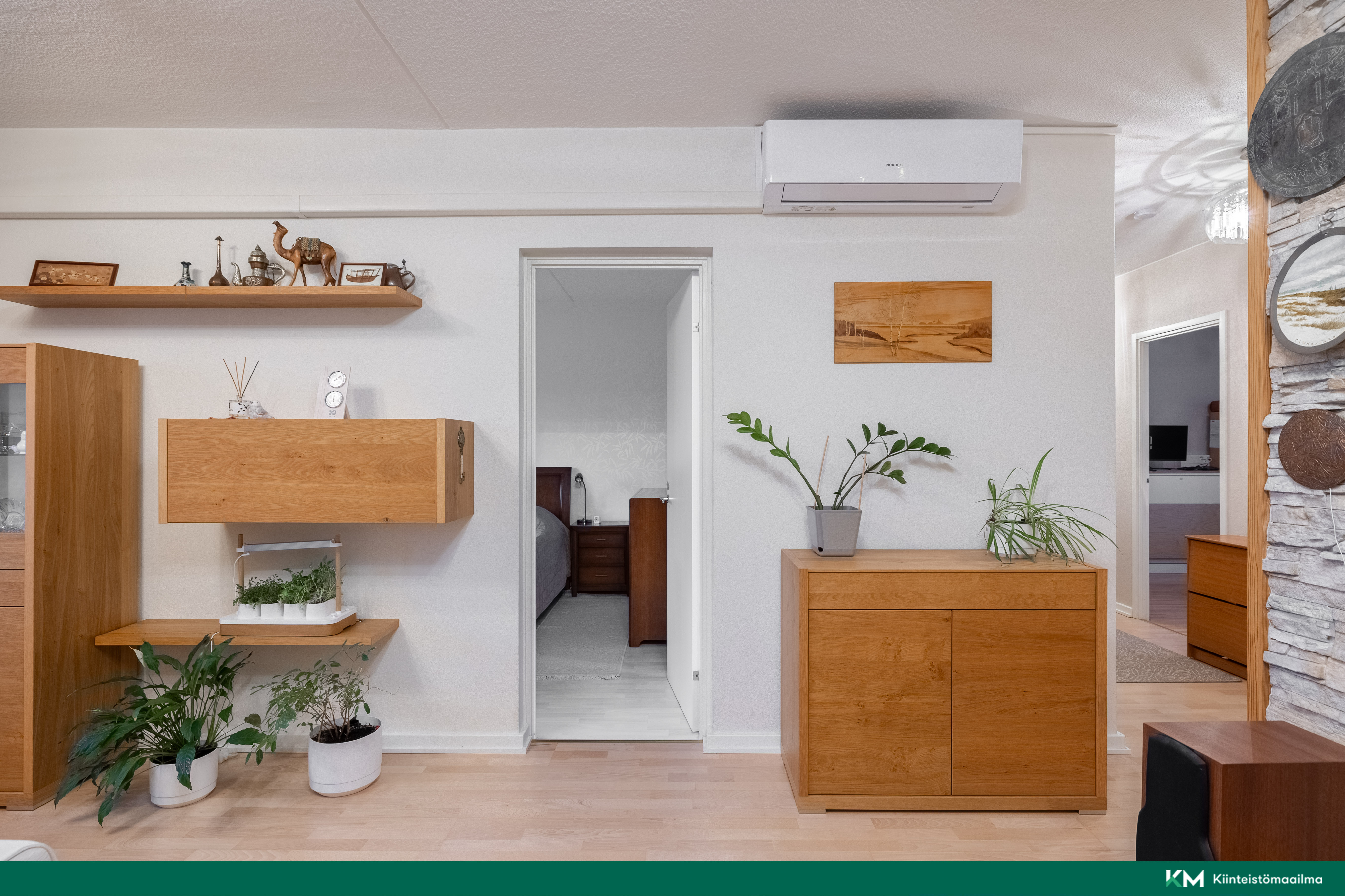 Olohuoneesta näkymä päämakuuhuoneeseen