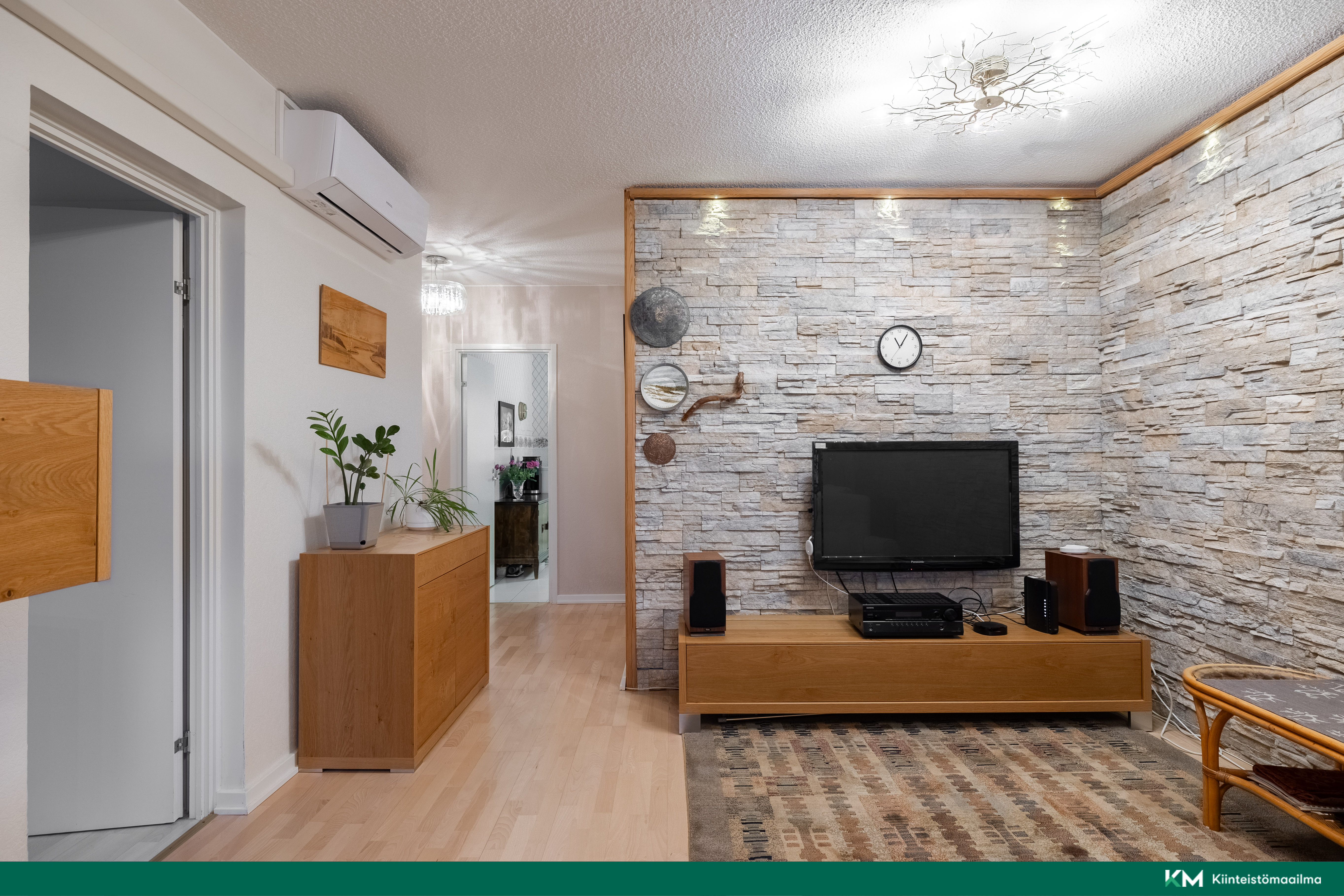 Olohuoneen viilennyslaite helpottaa helteillä