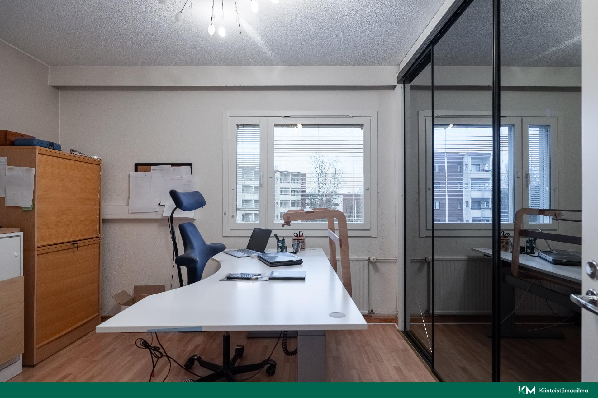 Toinen makuuhuoneista toimii työhuoneena