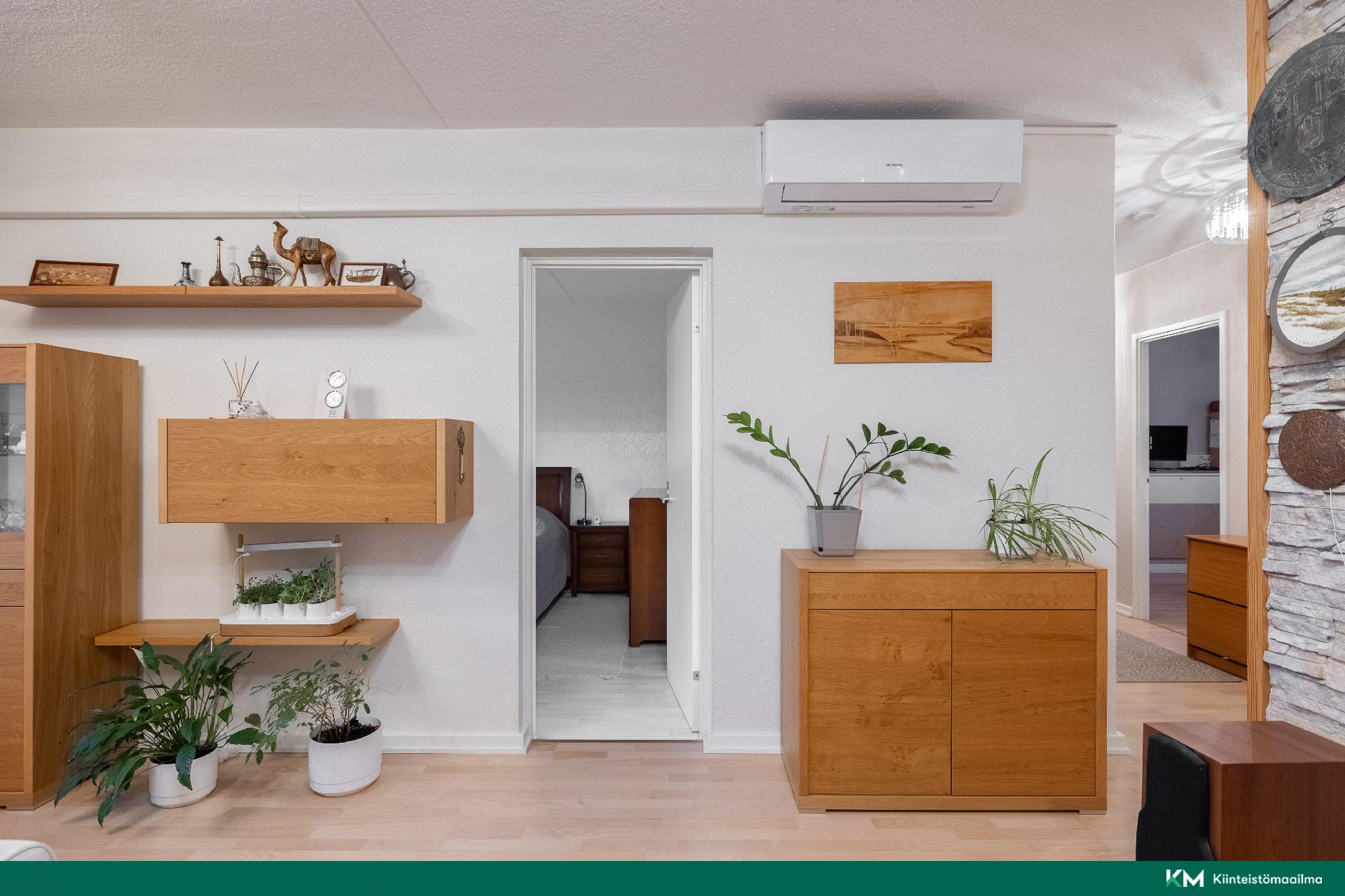 Olohuoneesta näkymä päämakuuhuoneeseen