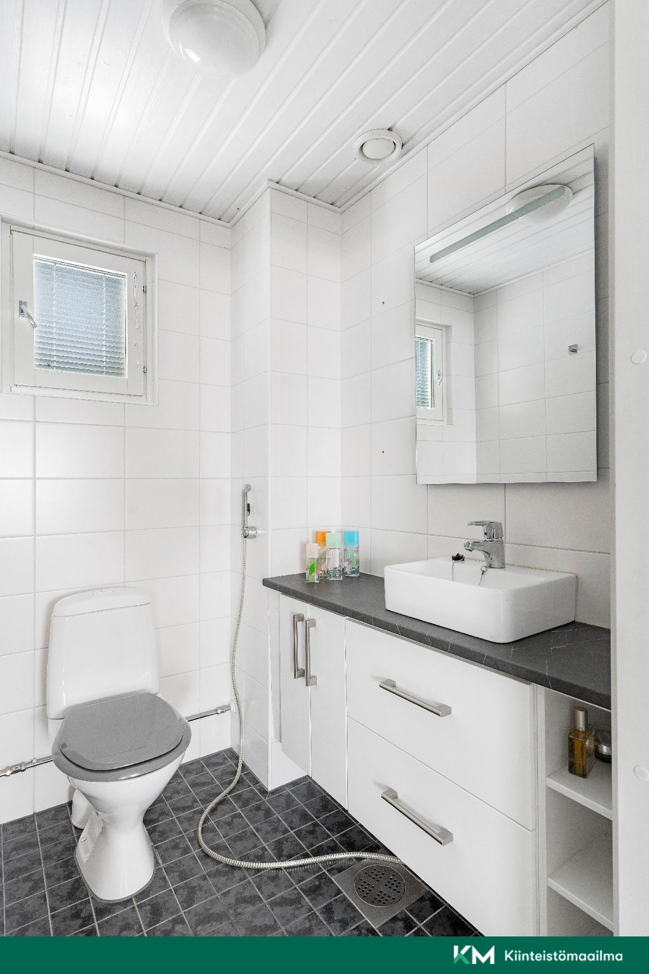 Erillinen wc yläkerrassa.