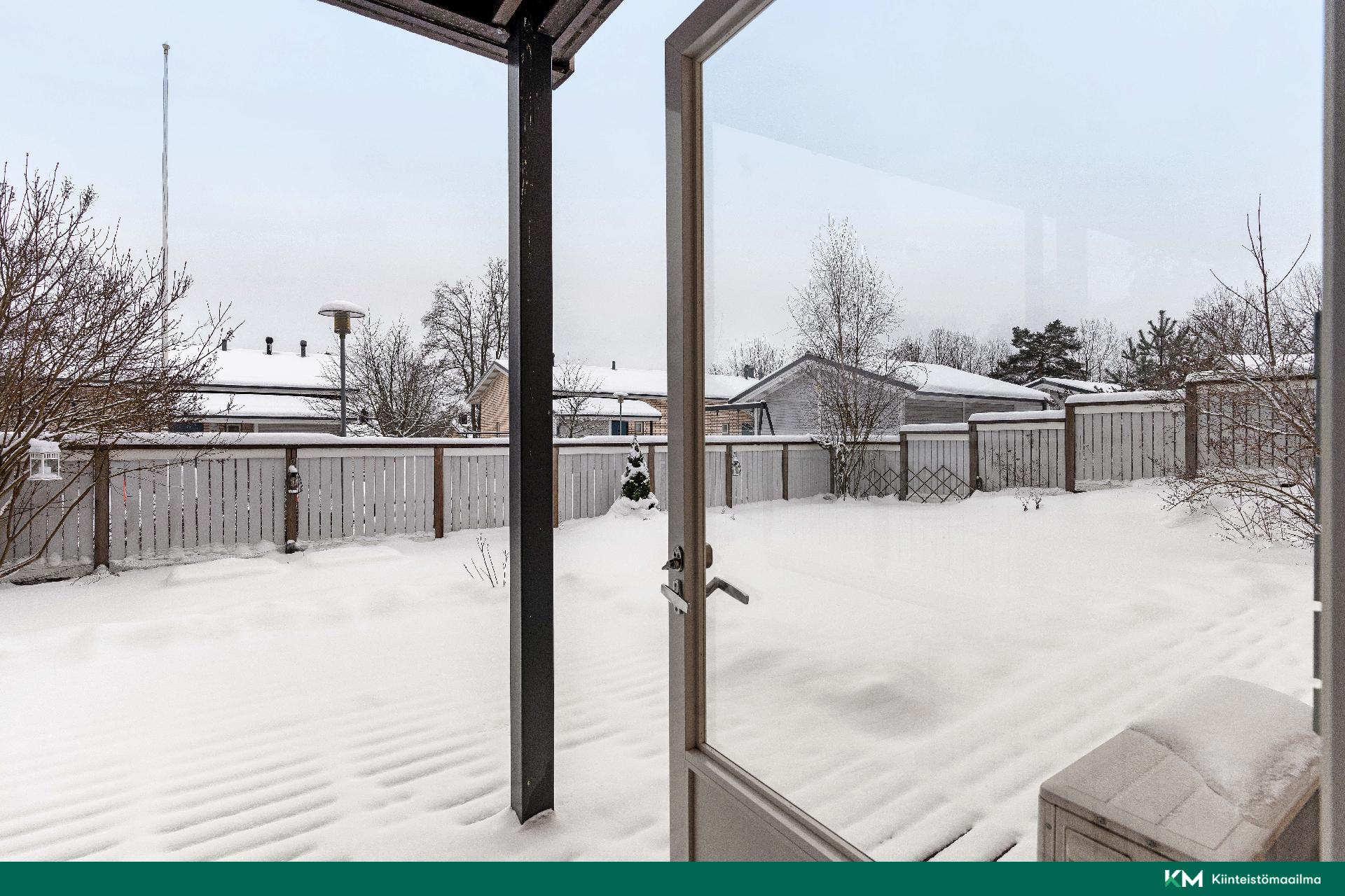 Iso piha jossa katettu terassi.