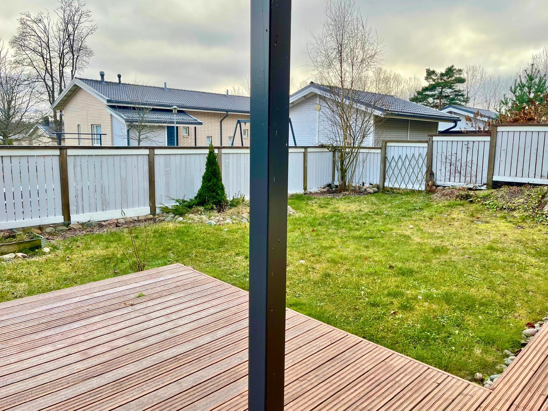 Iso terassipiha lumettomaan aikaan.