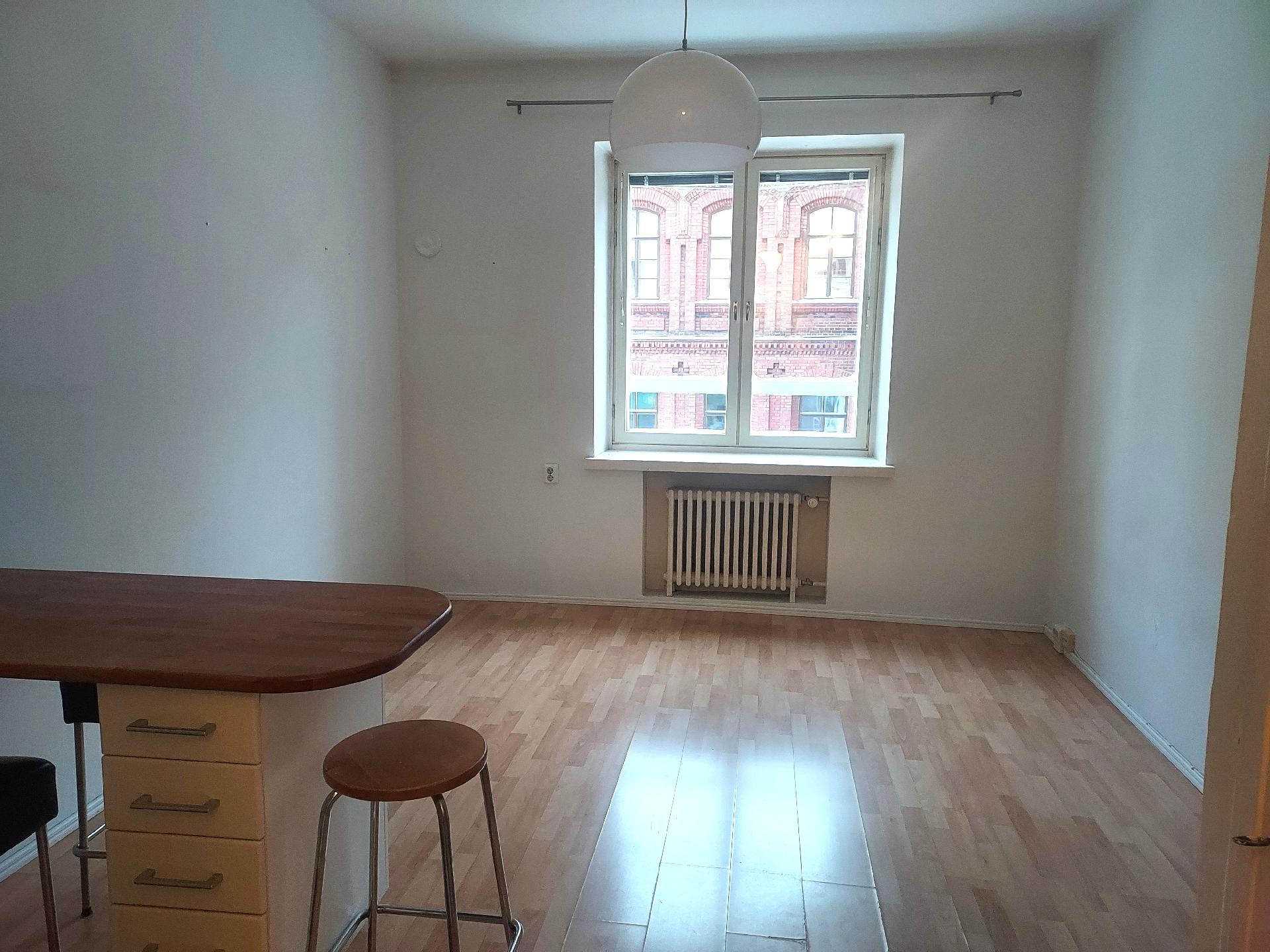 Avokeittiö olohuoneen yhteydessä