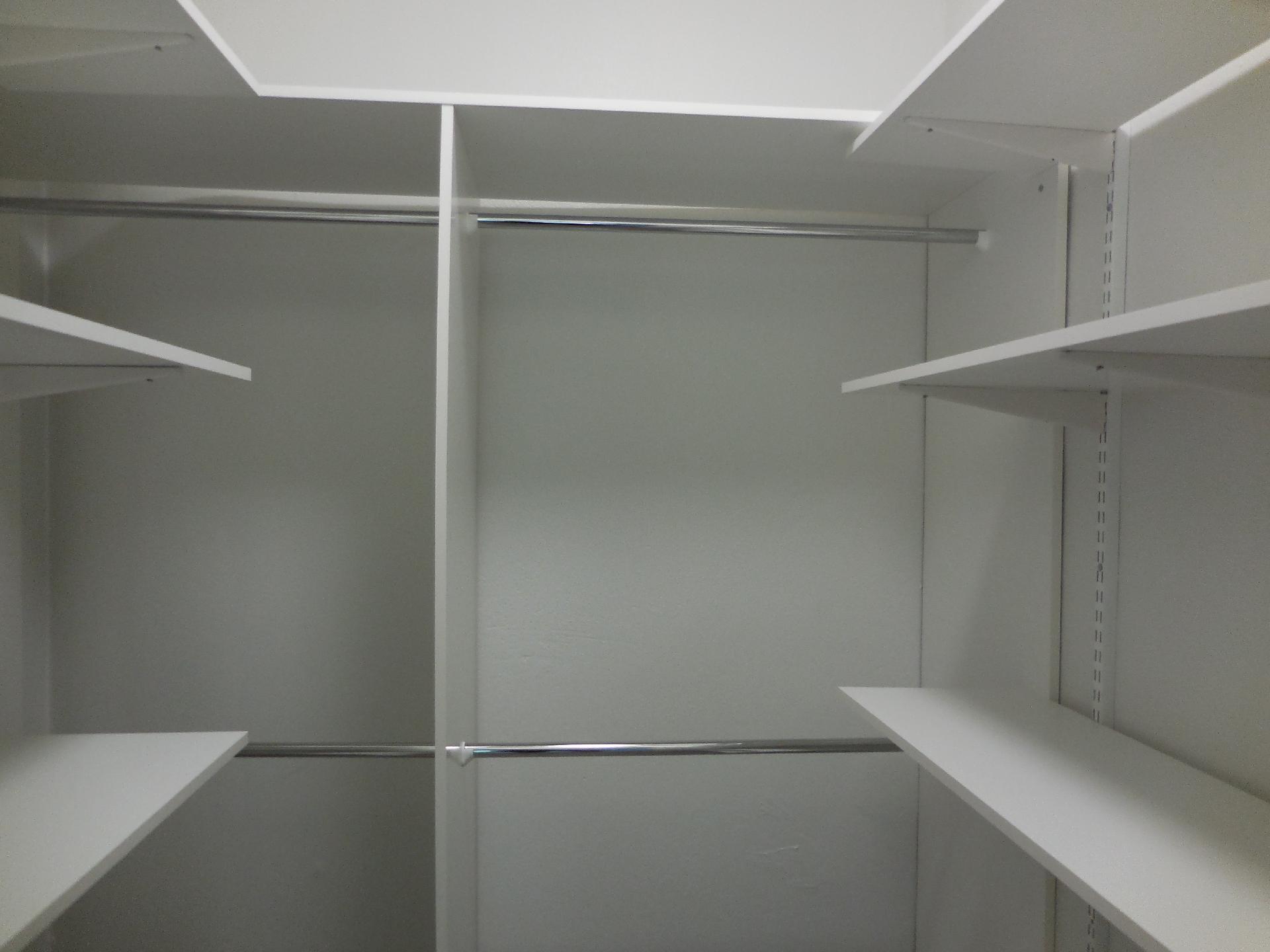 Makuuhuoneessa oleva vaatehuone