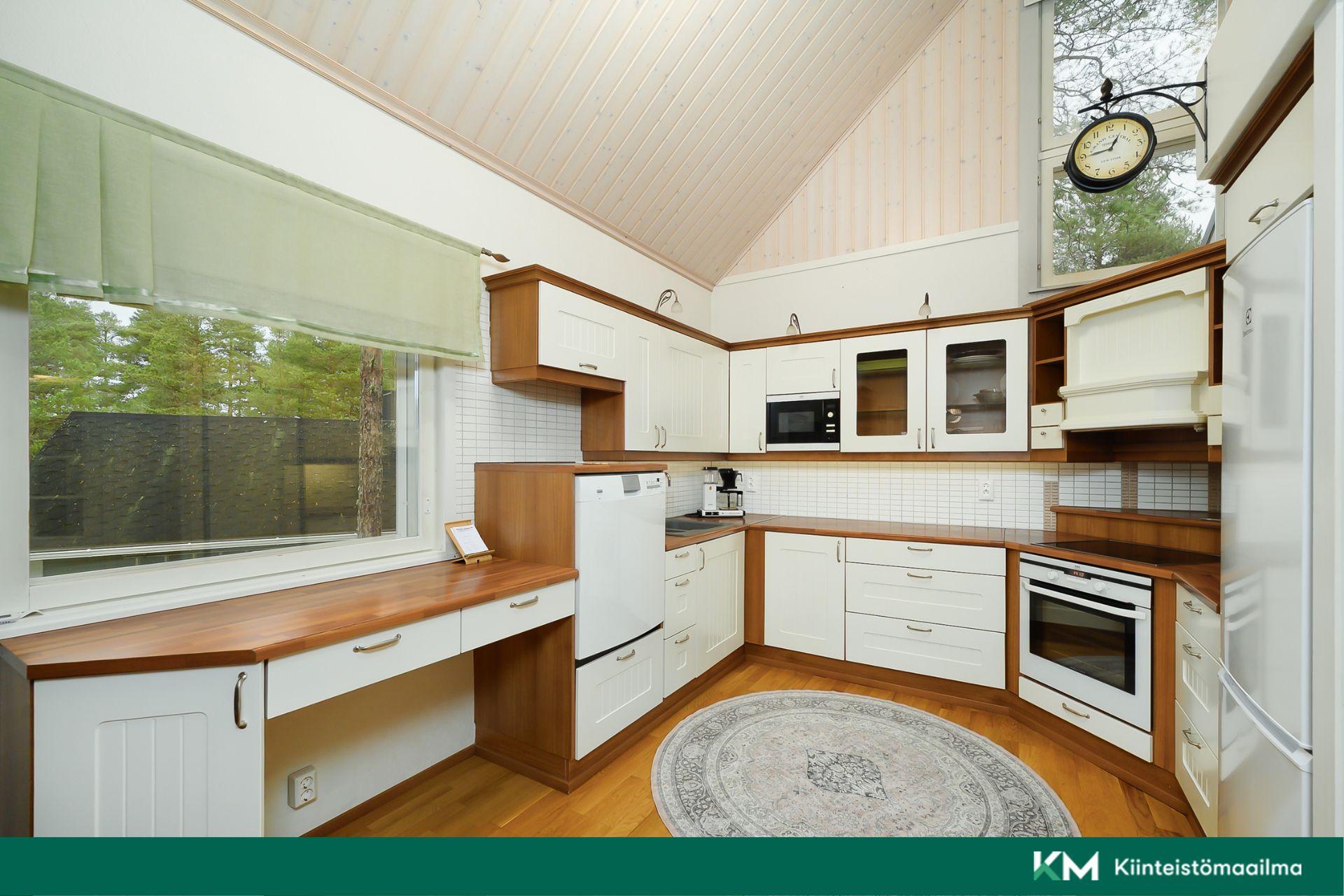 Keittiön kaapistoissa on hyvin tilaa