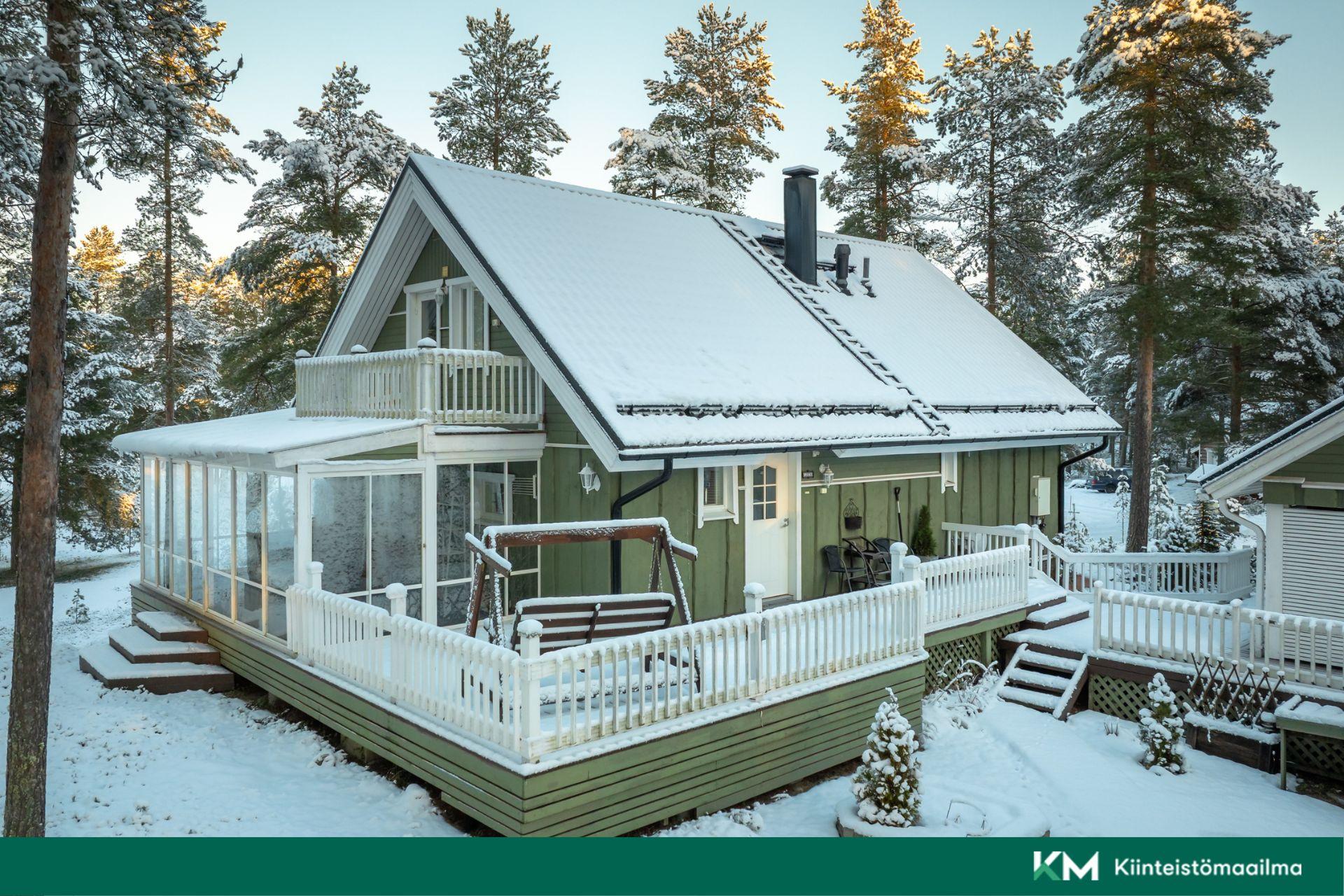 Vapaa-ajan asunto takapihalta päin