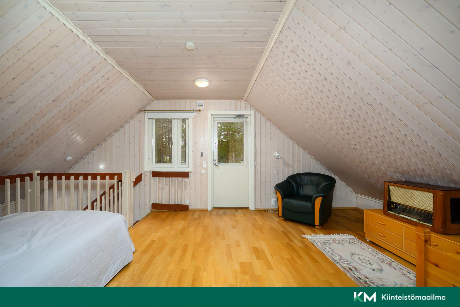 Yläkerran aula ja käynti parvekkeelle