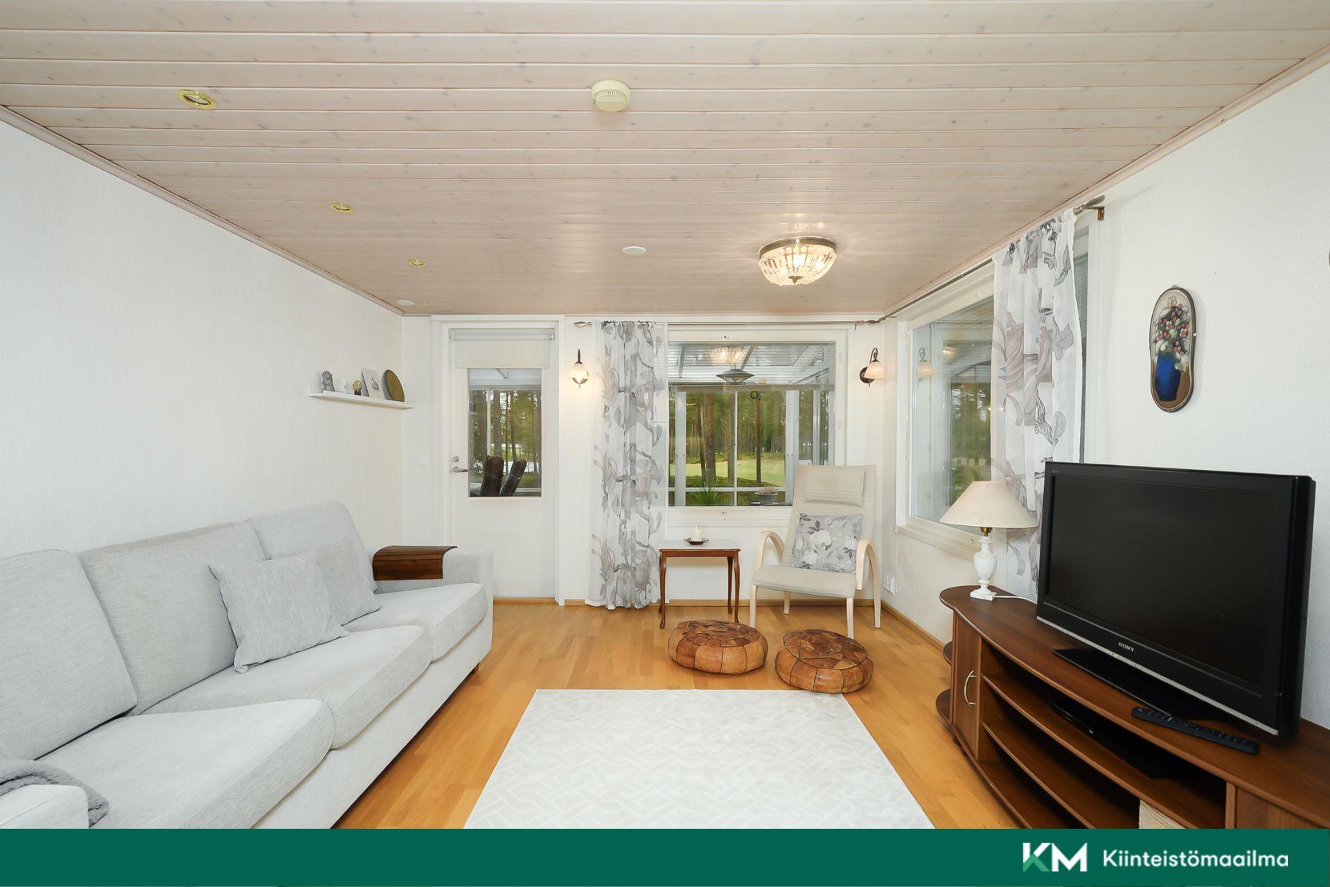 Olohuoneesta näkymä golfkentälle