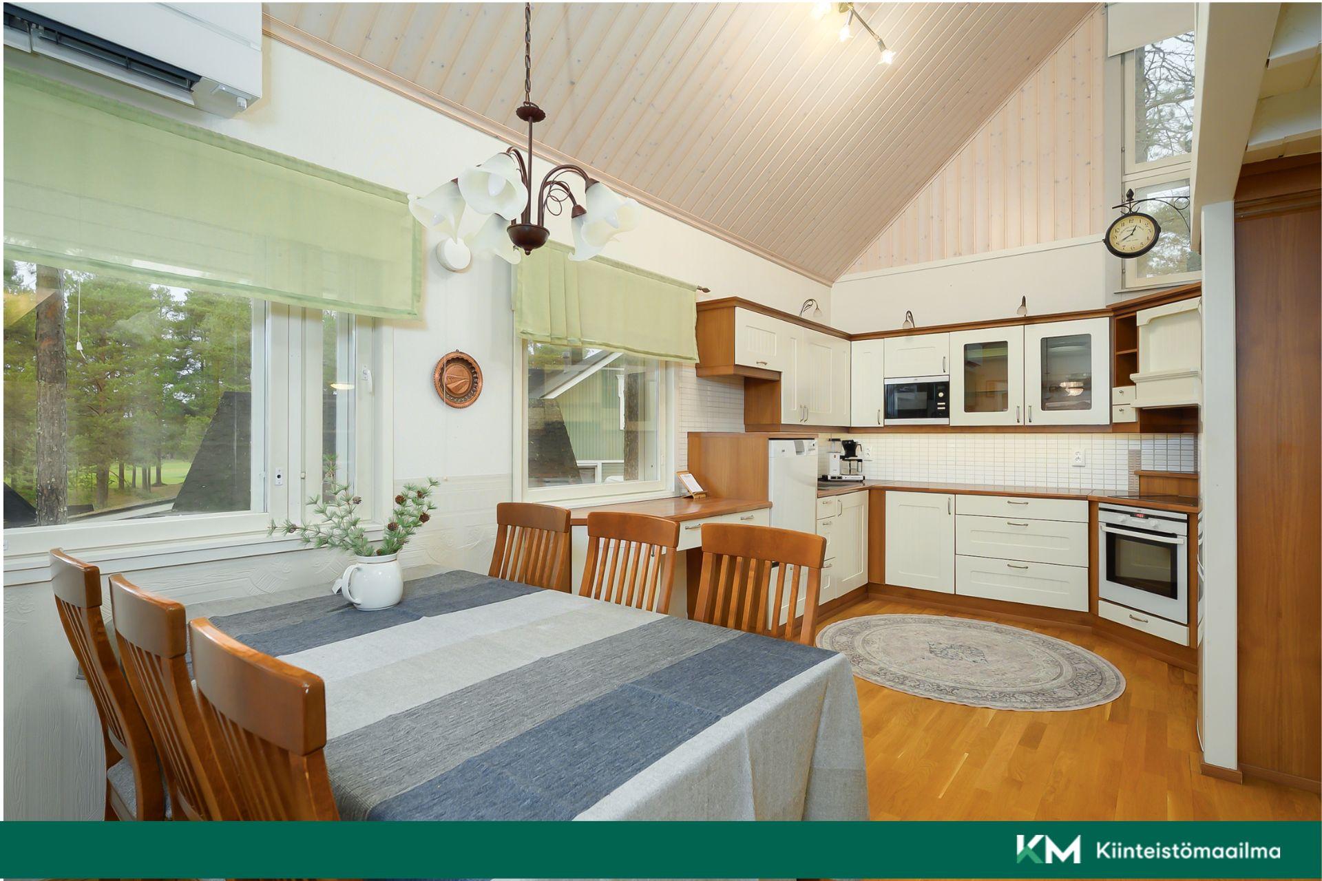 Keittiön ikkunat tuovat valoa