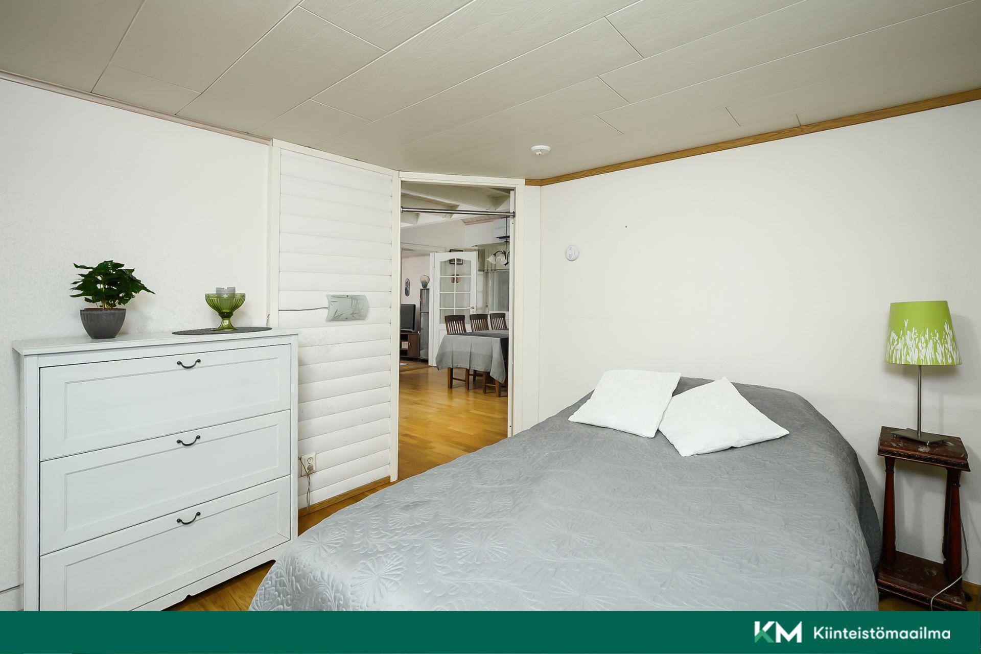 Alakerran makuuhuone