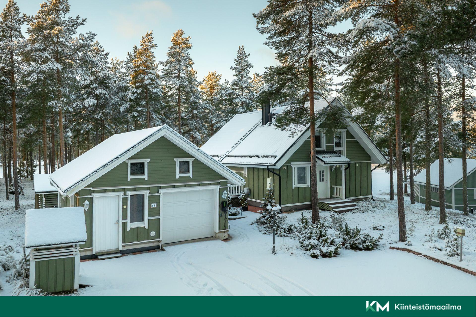 Vapaa-ajan asunto, autotalli ja piha-alue