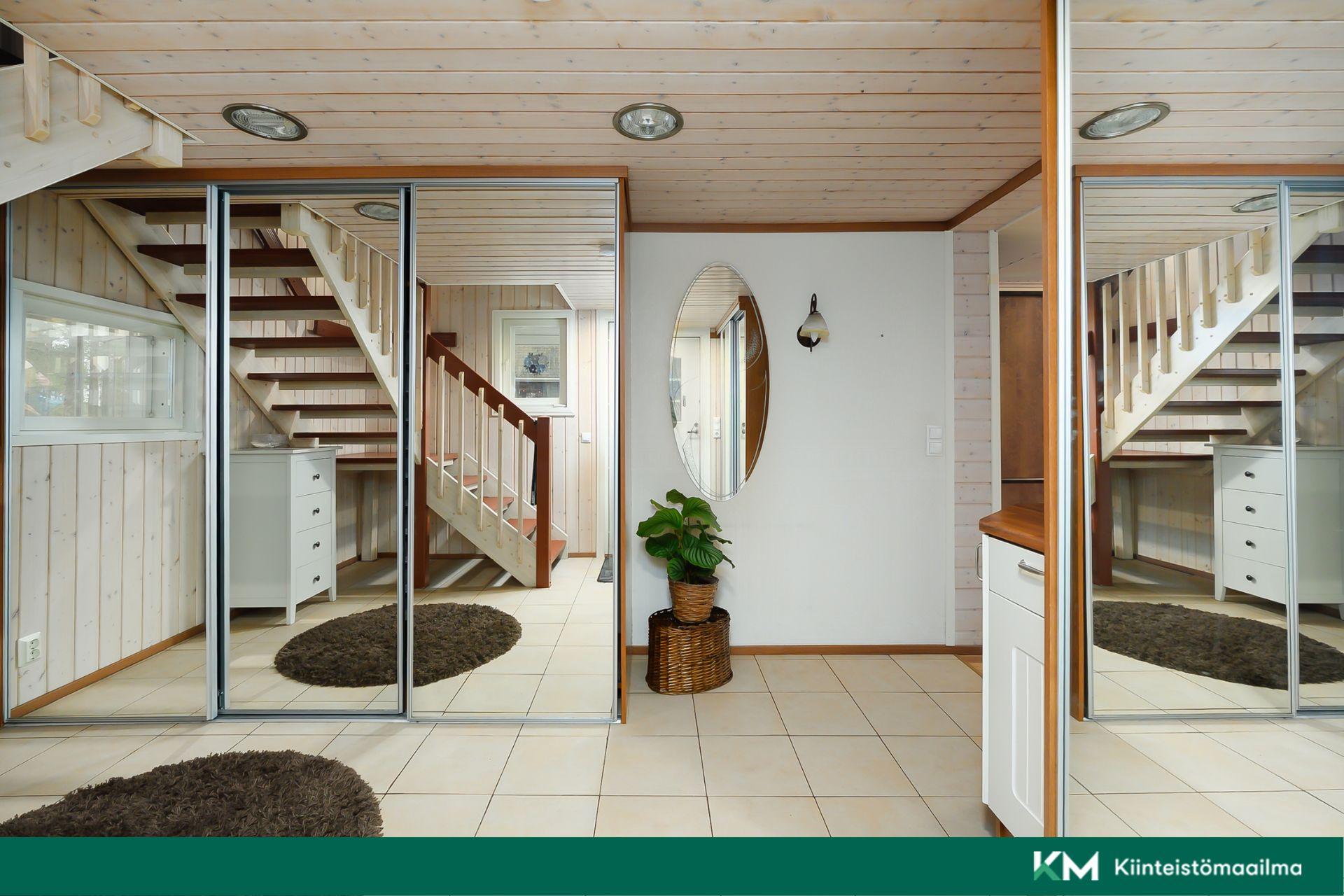 Eteisessä on paljon säilytystilaa