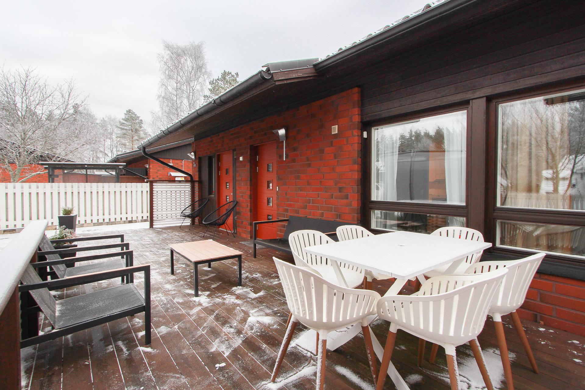 terassialue talon edessä