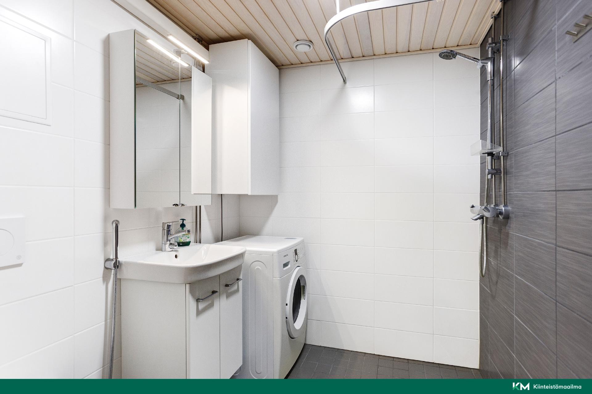 Putkiremontin yhteydessä uusittu kylpyhuone v. 2022