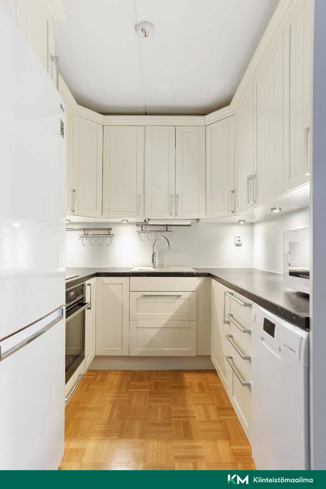 Kompakti keittiö, jossa kaikki tarvittava