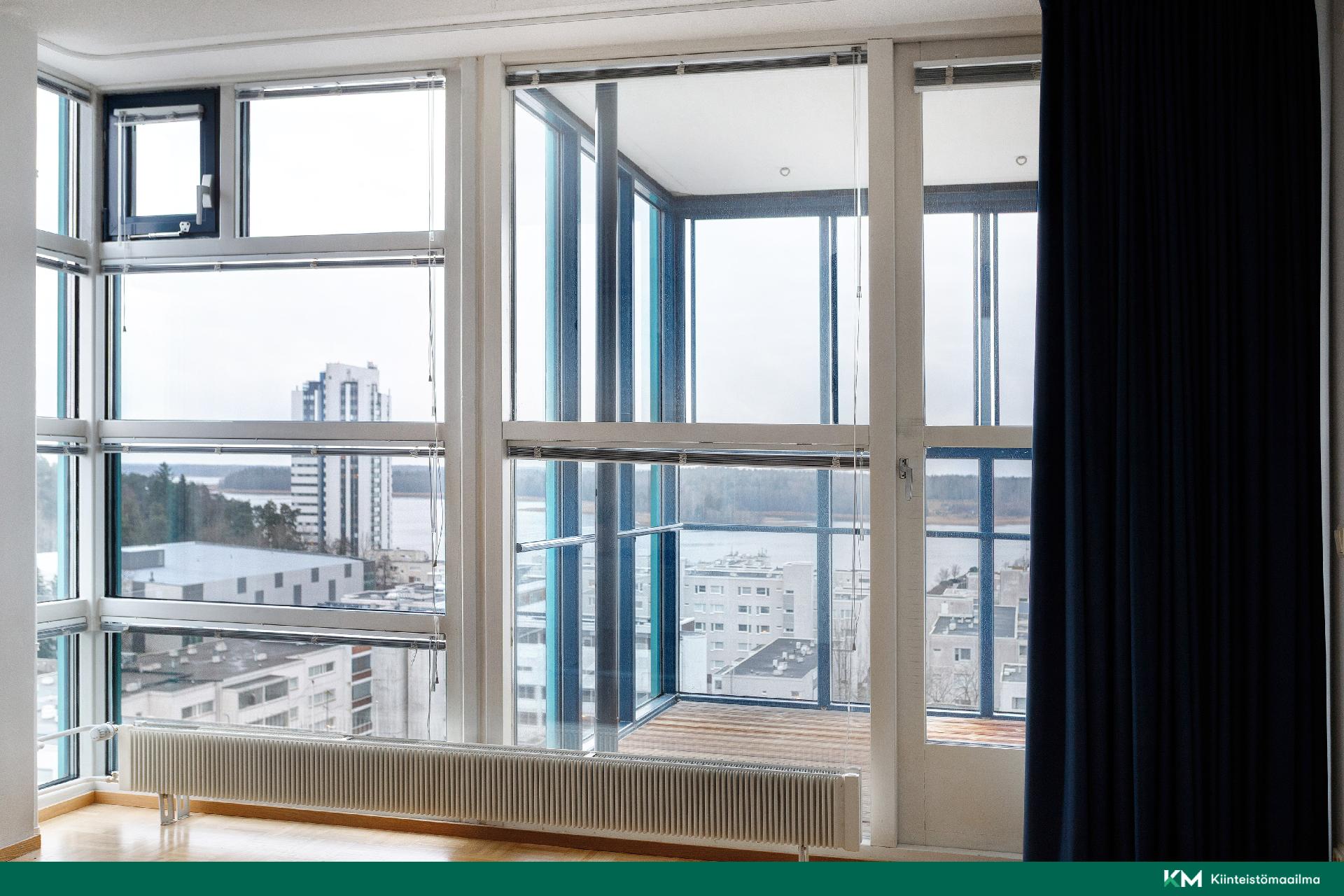 isot ikkunat ja näkymä merelle asti