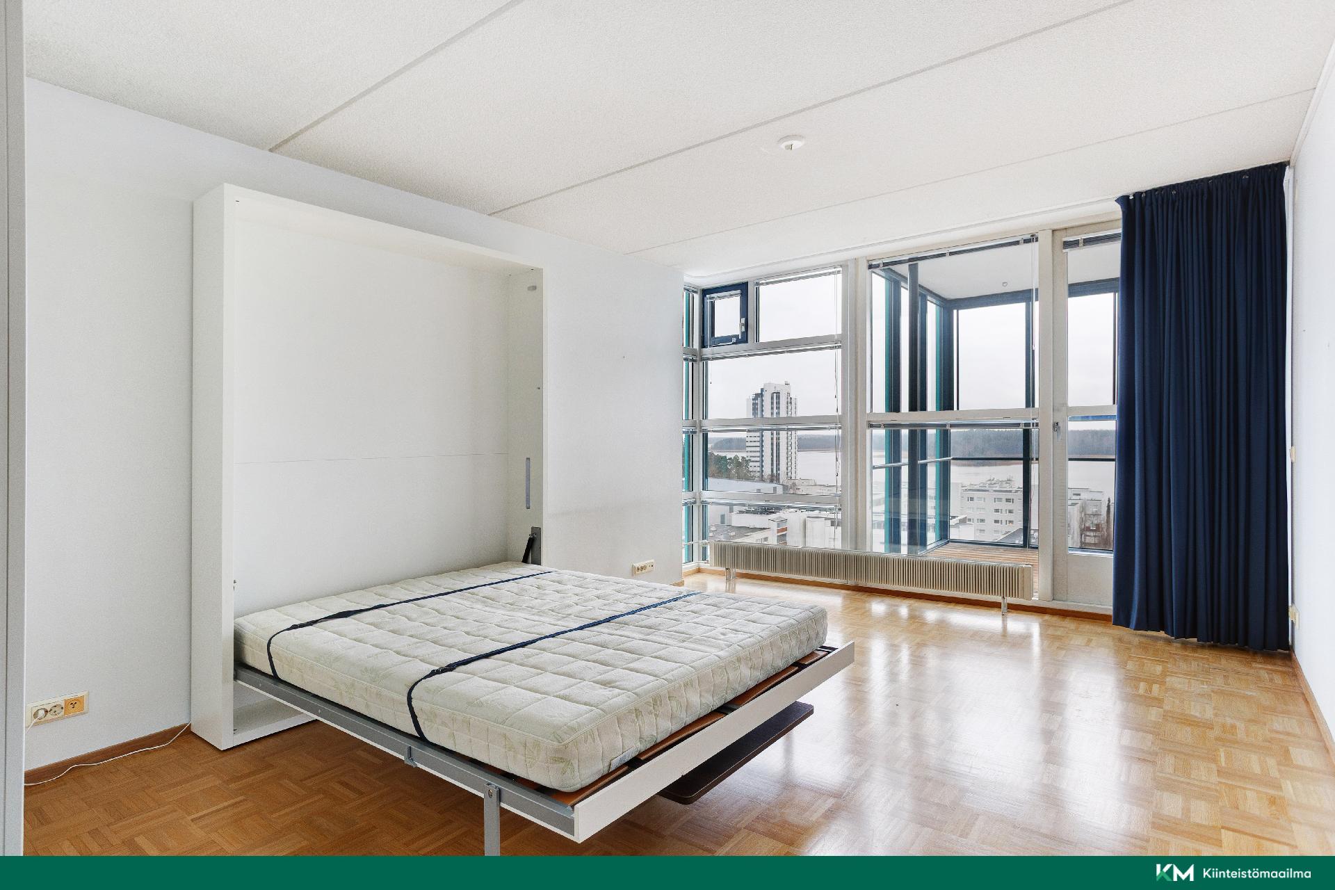 Seinäsänky alas laskettuna (remmit pitvät vuodevaatteet paikoillaan)